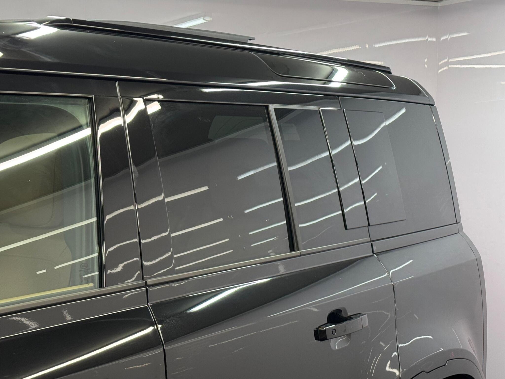 Land Rover Defender 110 — image 10 of 41