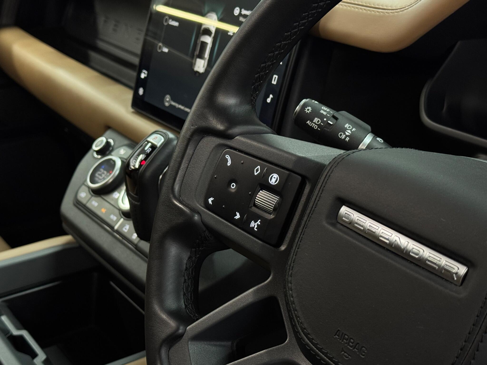 Land Rover Defender 110 — image 25 of 41