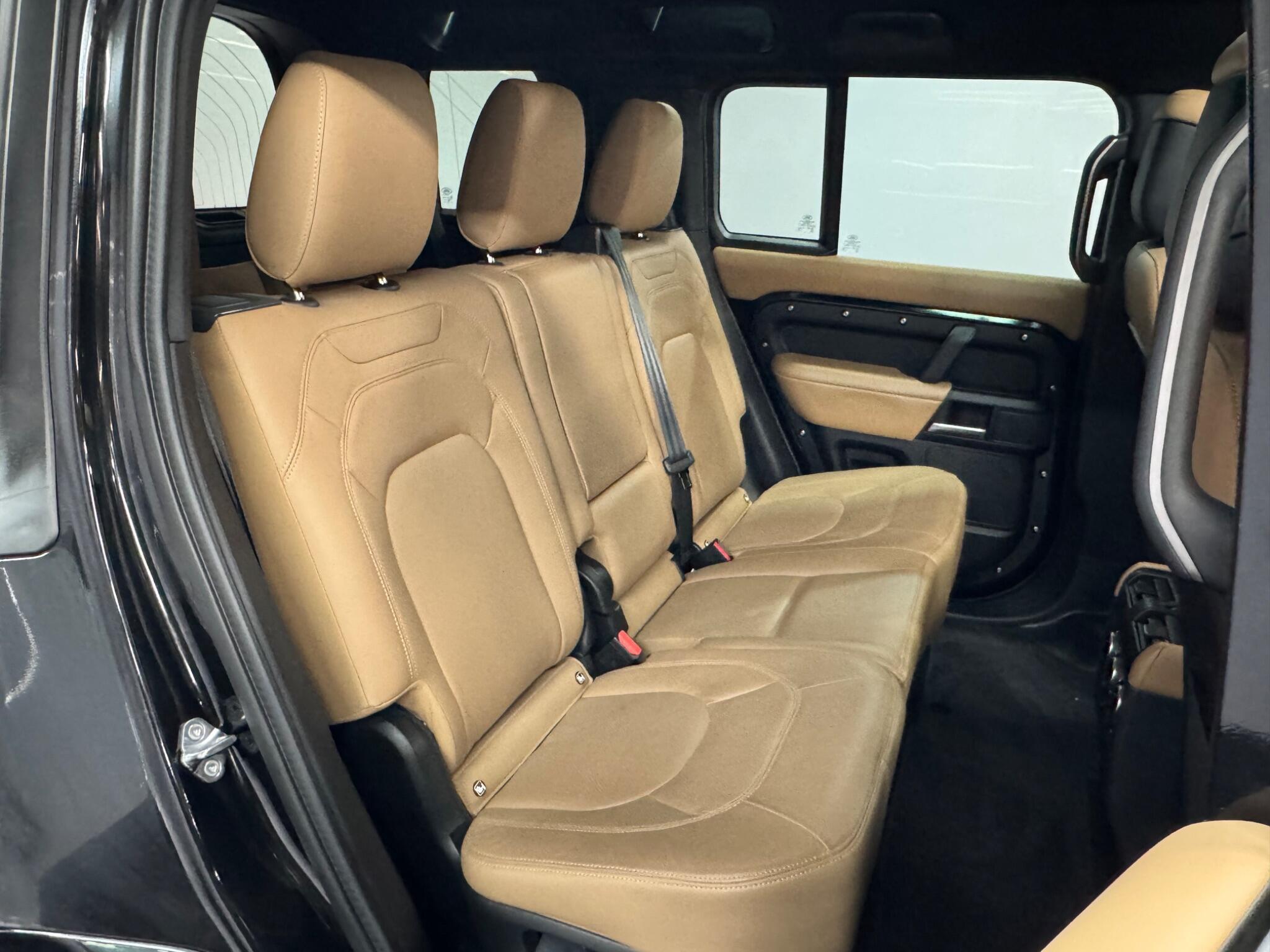 Land Rover Defender 110 — image 16 of 41