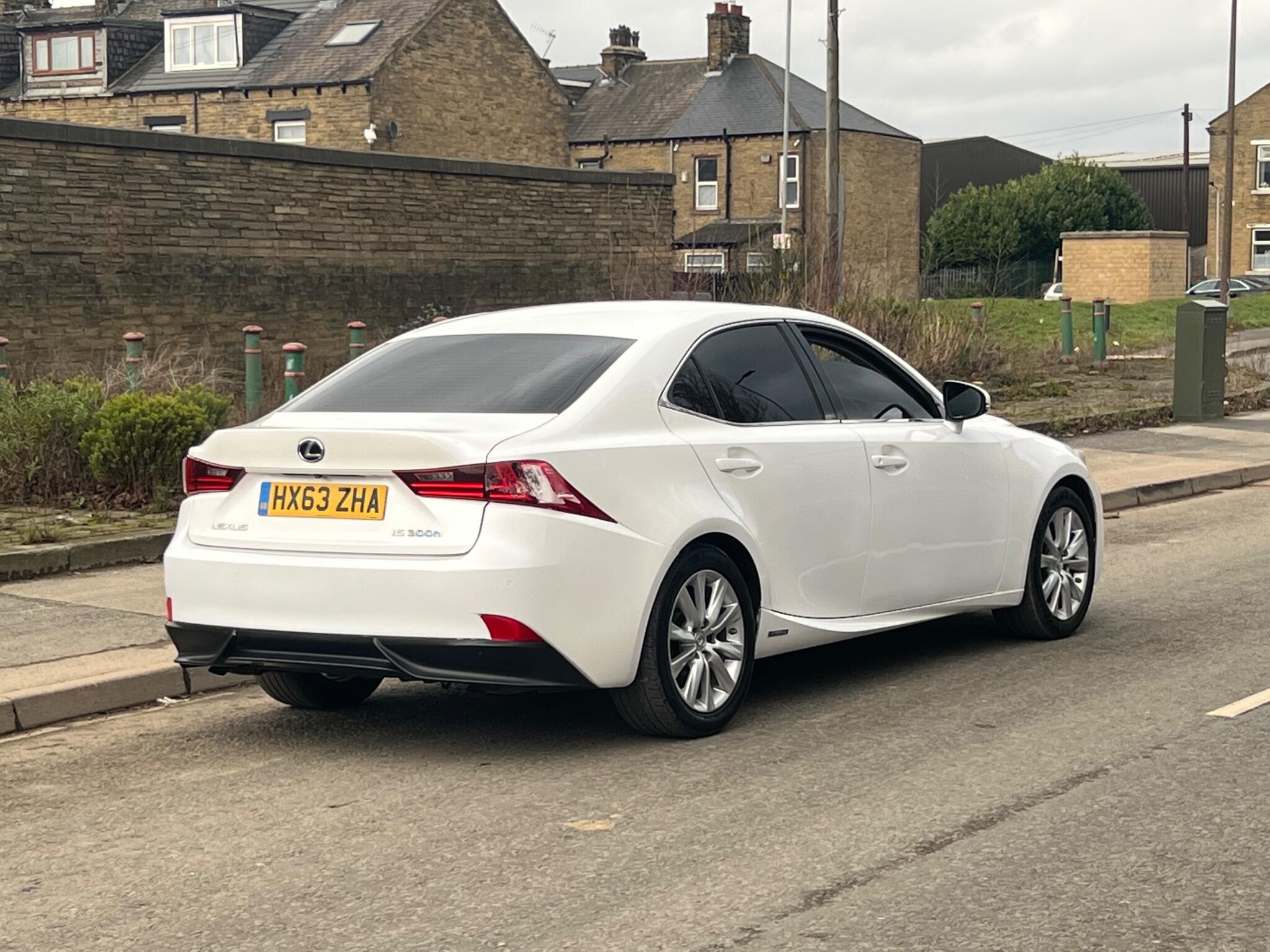 2013 Lexus IS 2.5 300h Luxury Saloon 4dr Petrol Hybrid E-CVT Euro 5 (s/s) (223 ps)