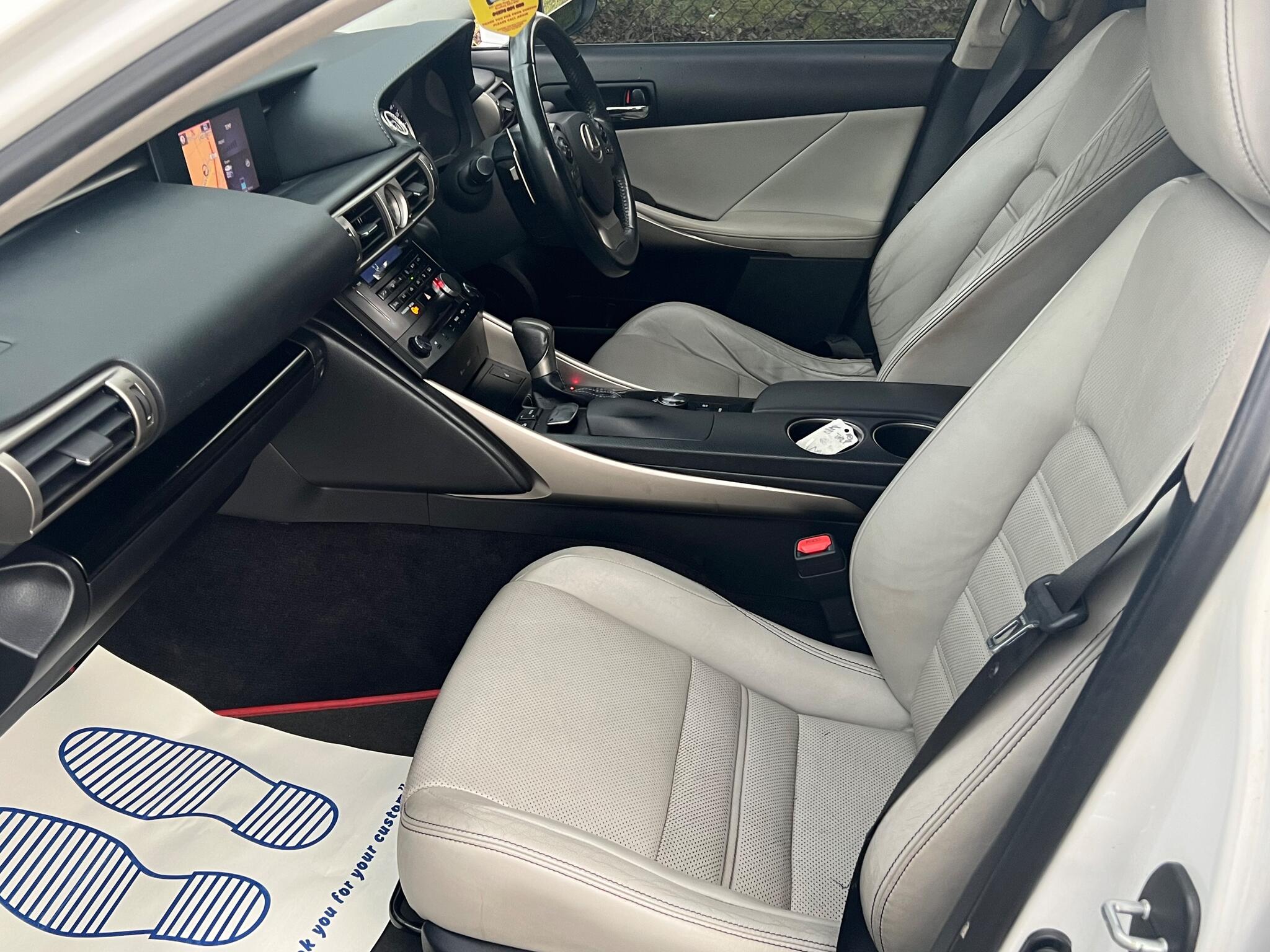 2013 Lexus IS 2.5 300h Luxury Saloon 4dr Petrol Hybrid E-CVT Euro 5 (s/s) (223 ps)