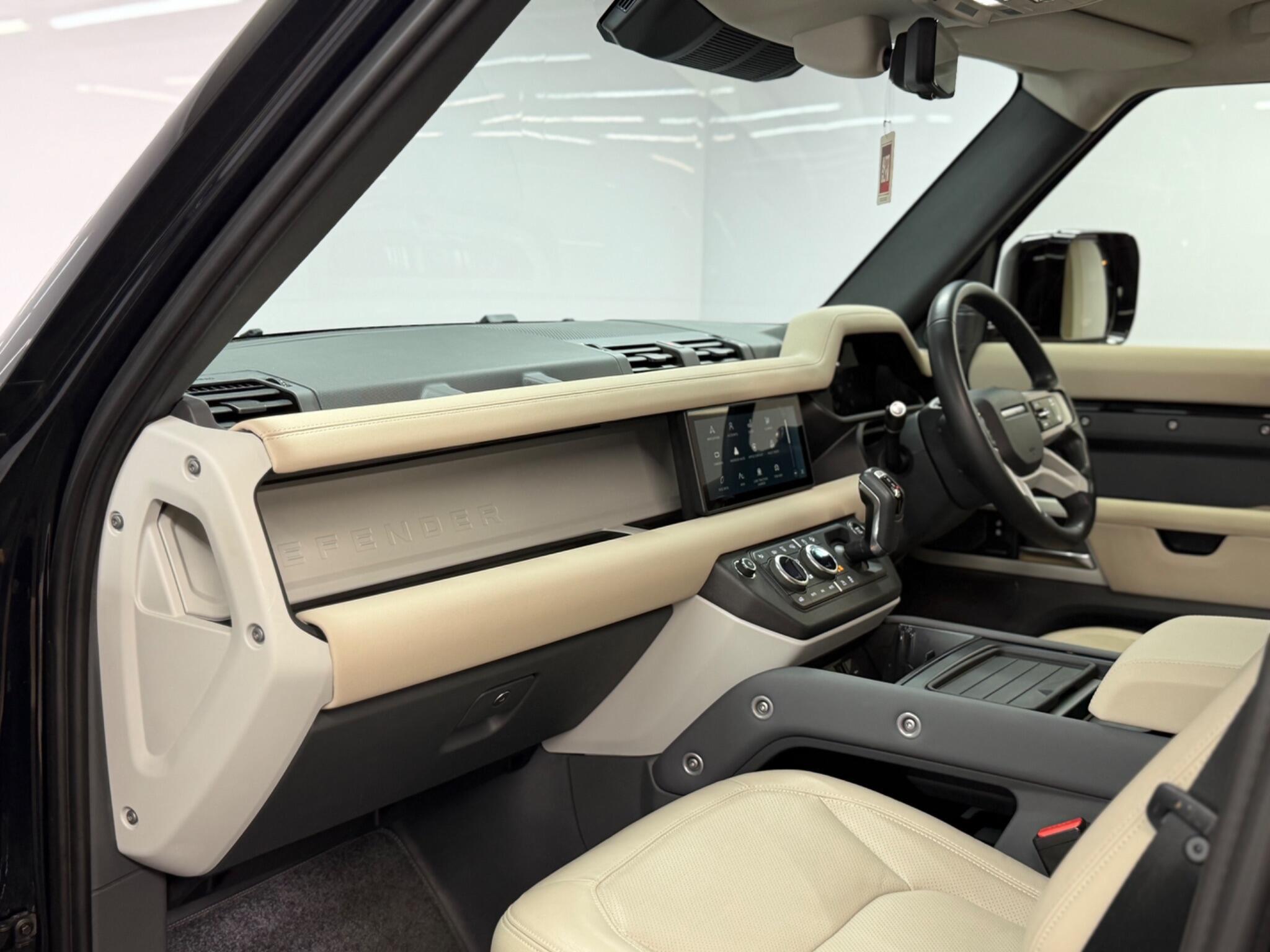 Land Rover Defender 110 — image 26 of 44