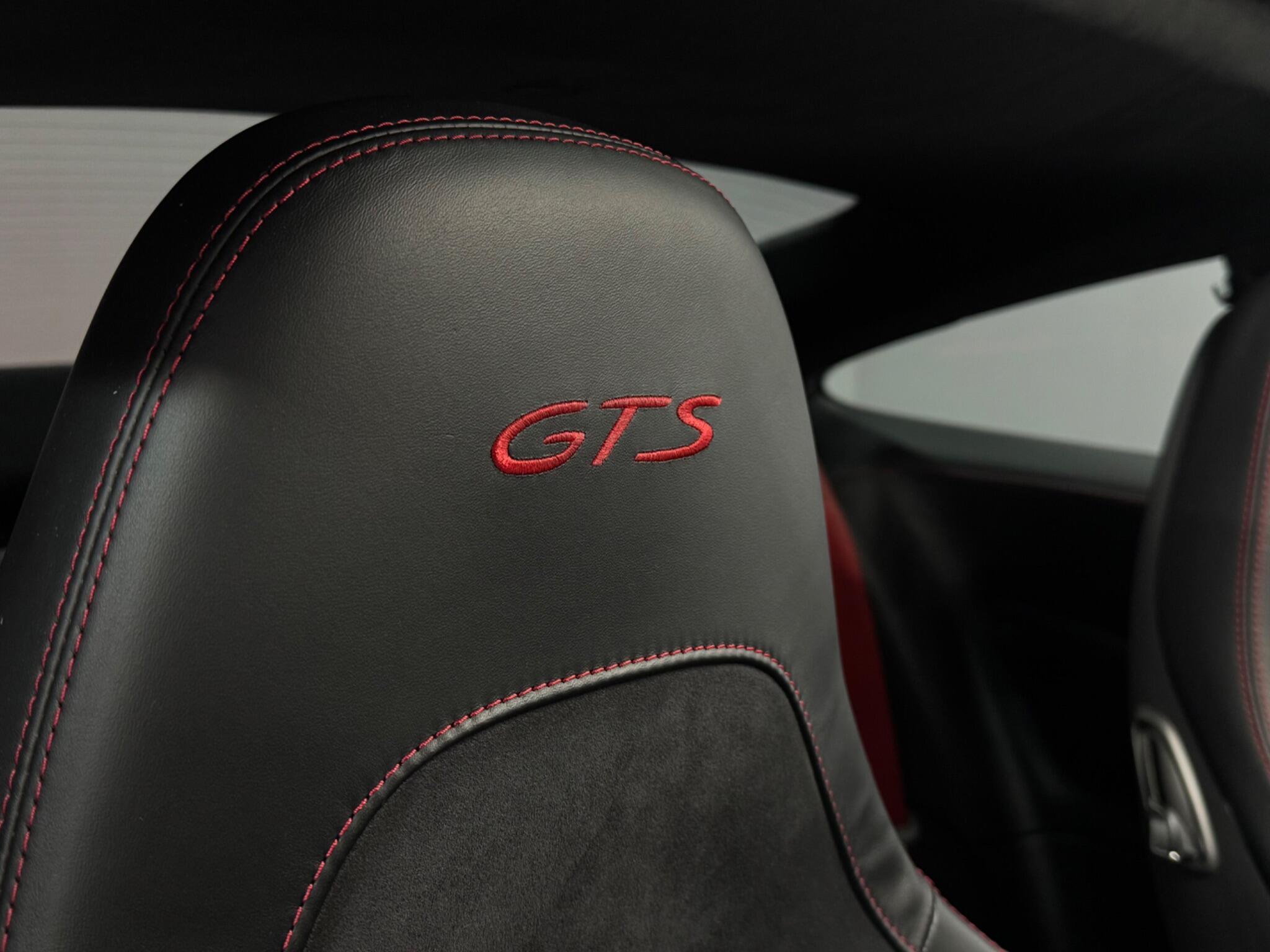 Porsche 911 — image 18 of 38