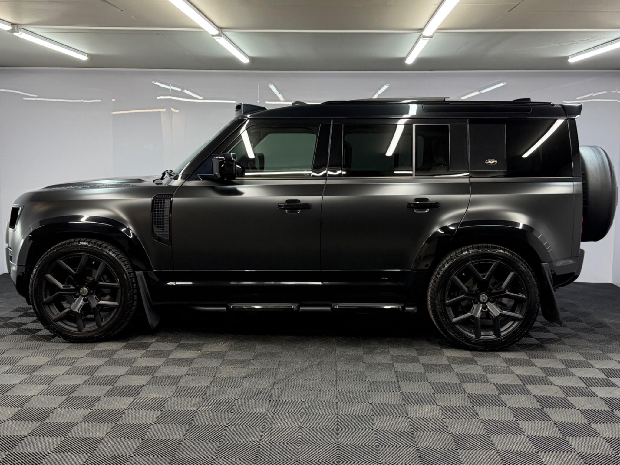 Land Rover Defender 110 — image 7 of 44
