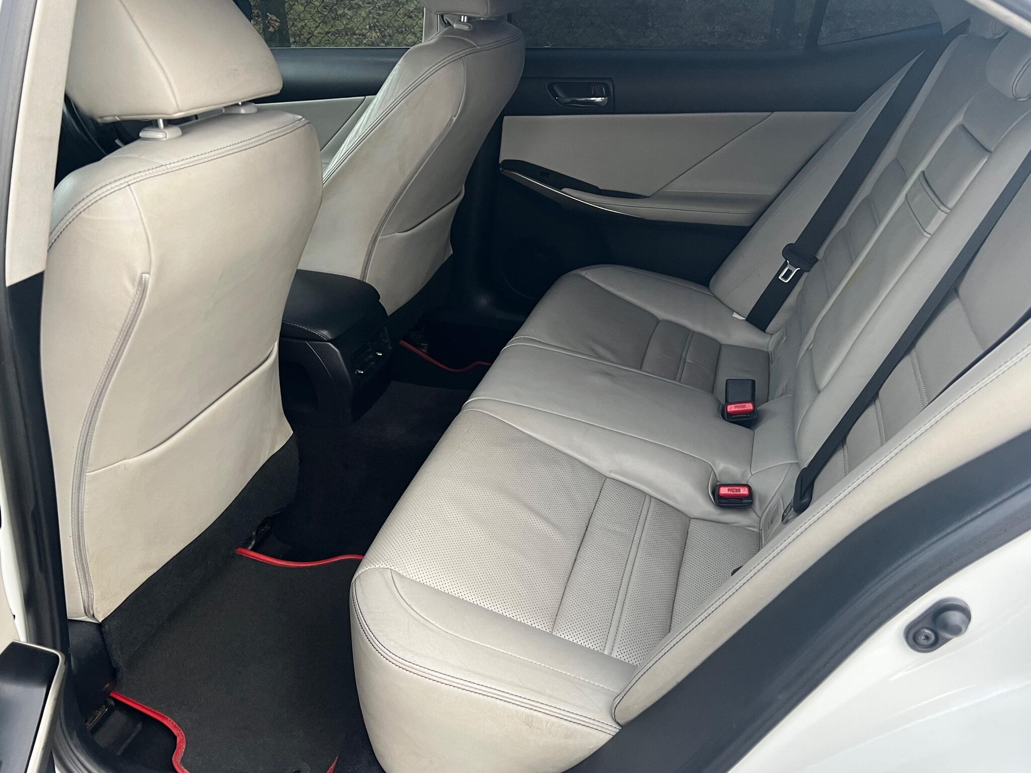 2013 Lexus IS 2.5 300h Luxury Saloon 4dr Petrol Hybrid E-CVT Euro 5 (s/s) (223 ps)