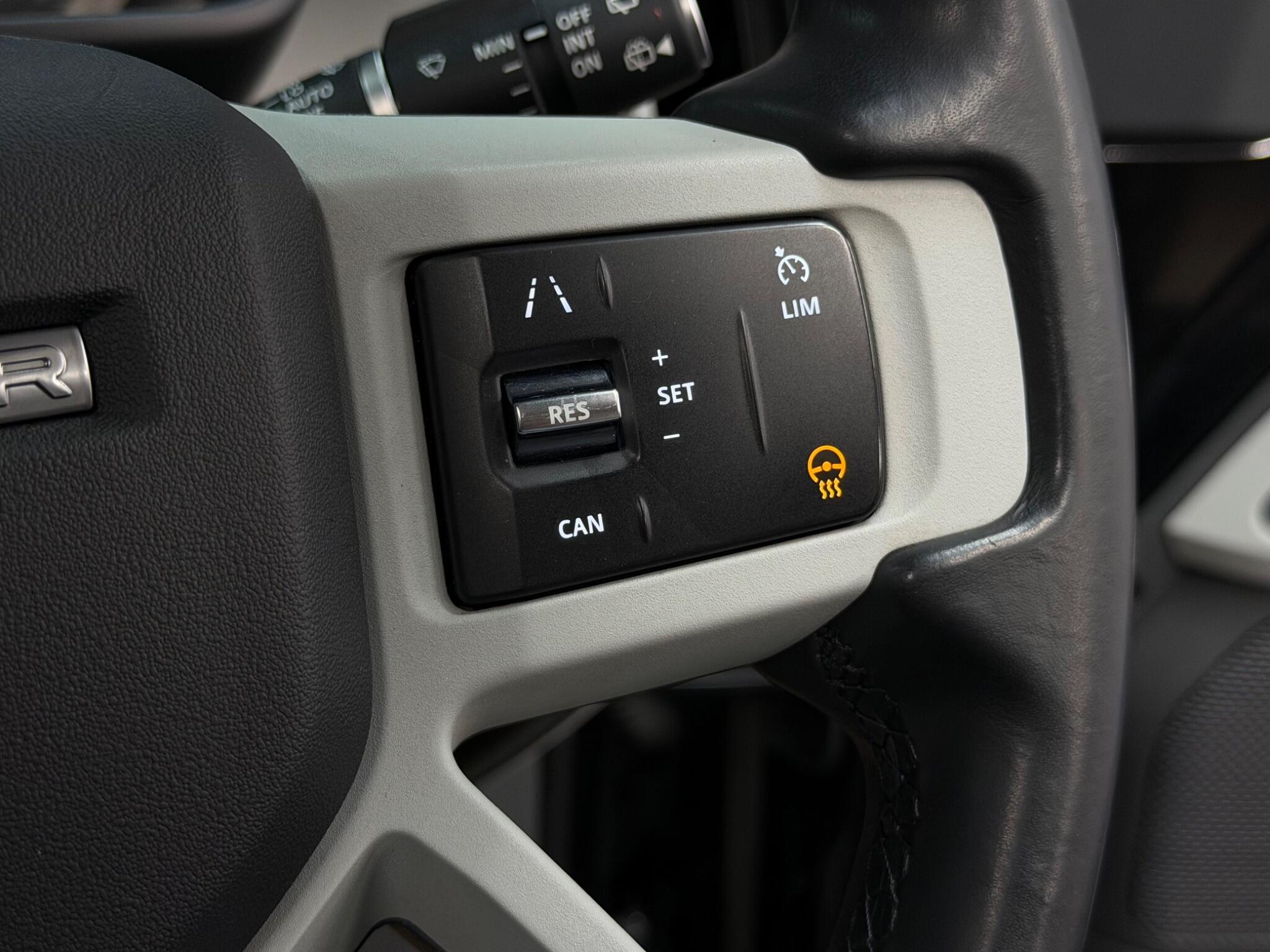 Land Rover Defender 110 — image 35 of 44