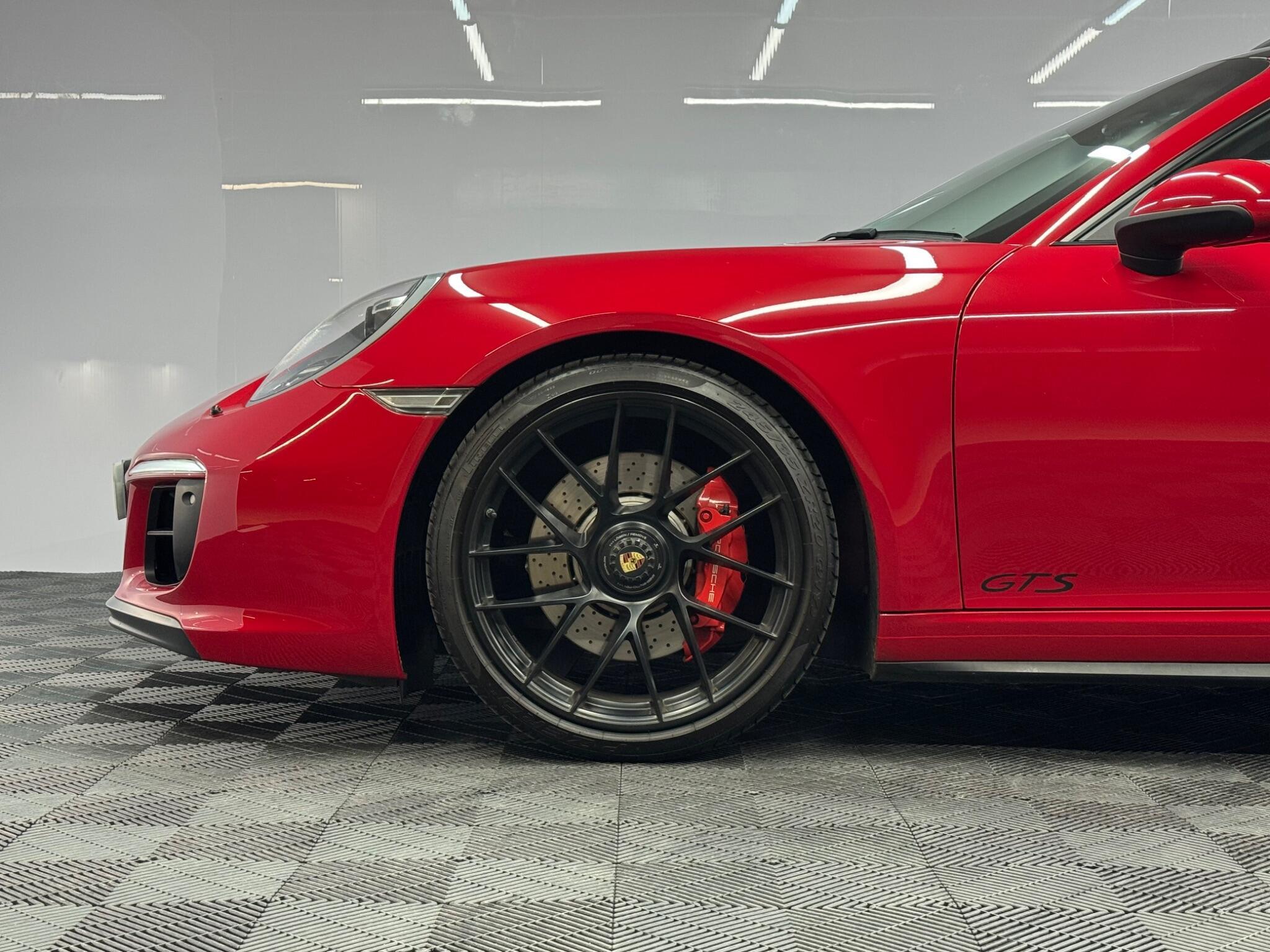 Porsche 911 — image 10 of 38
