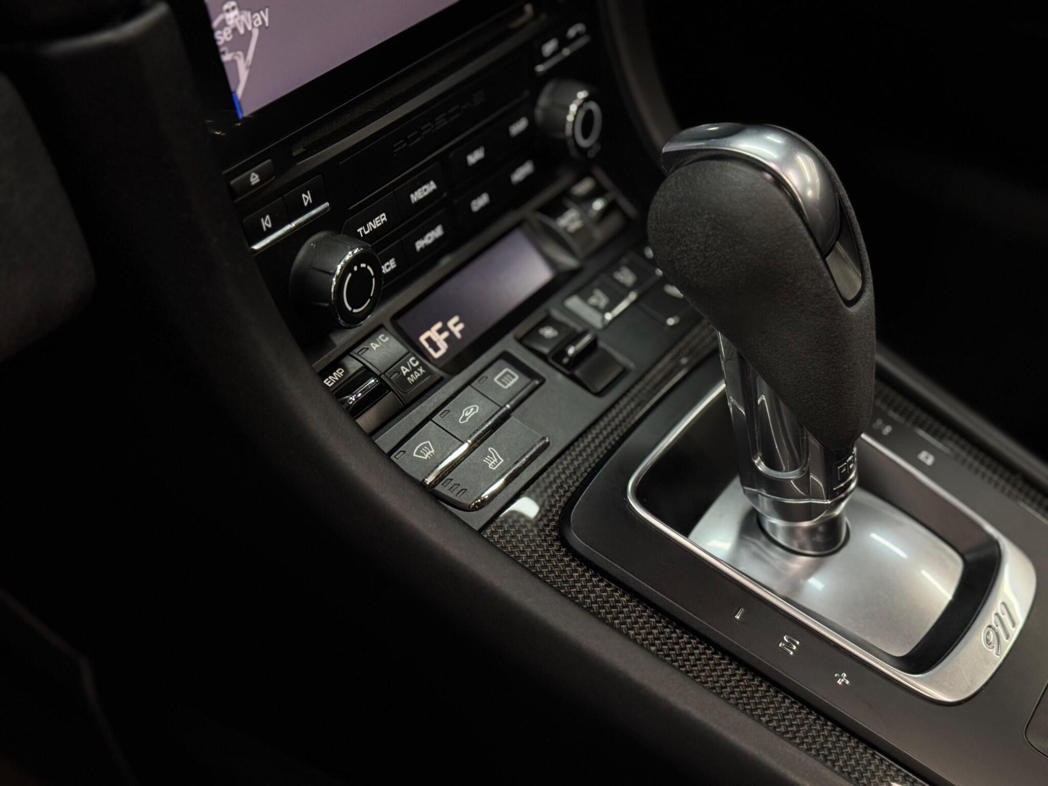 Porsche 911 — image 27 of 38