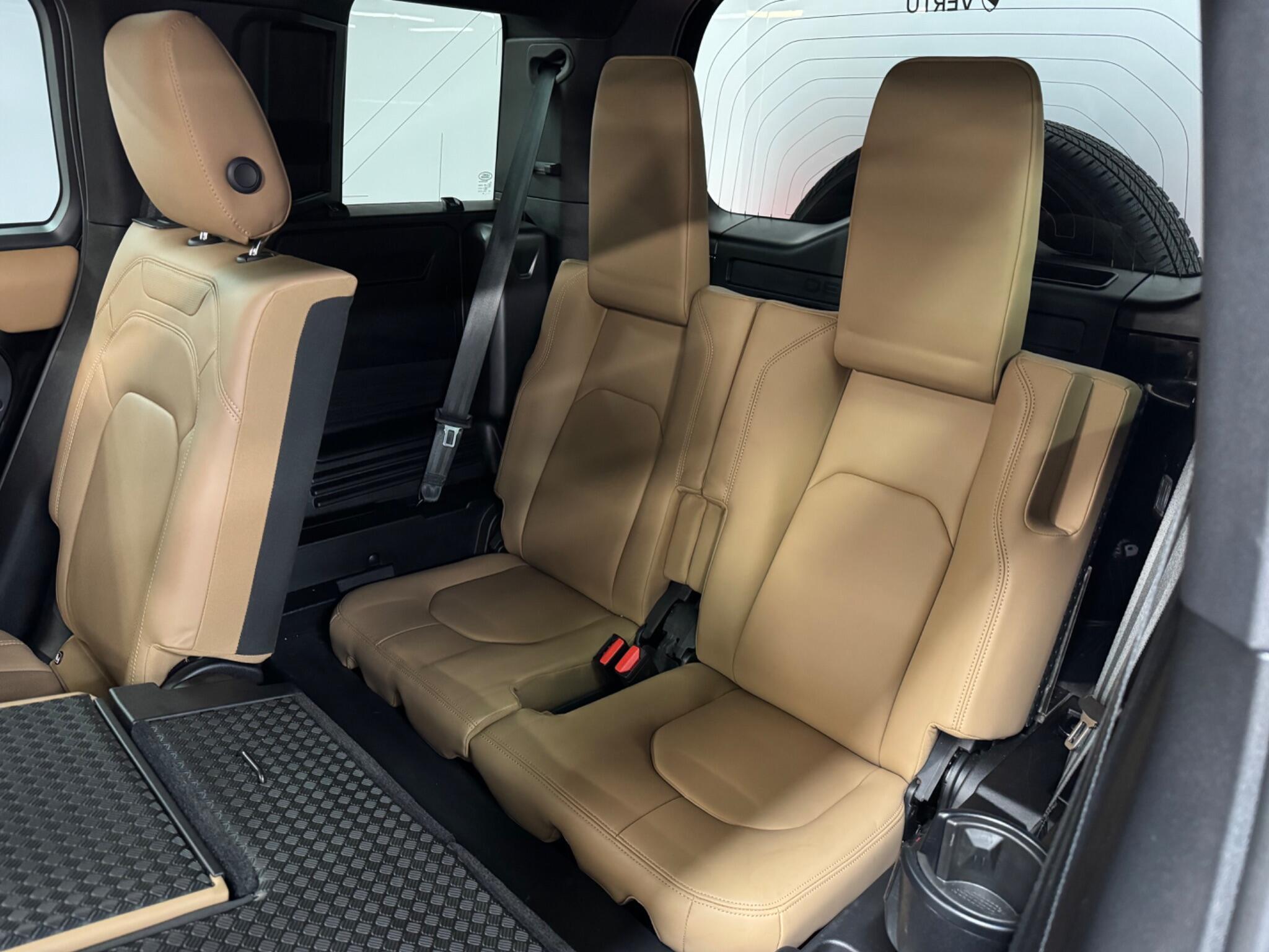Land Rover Defender 110 — image 18 of 41