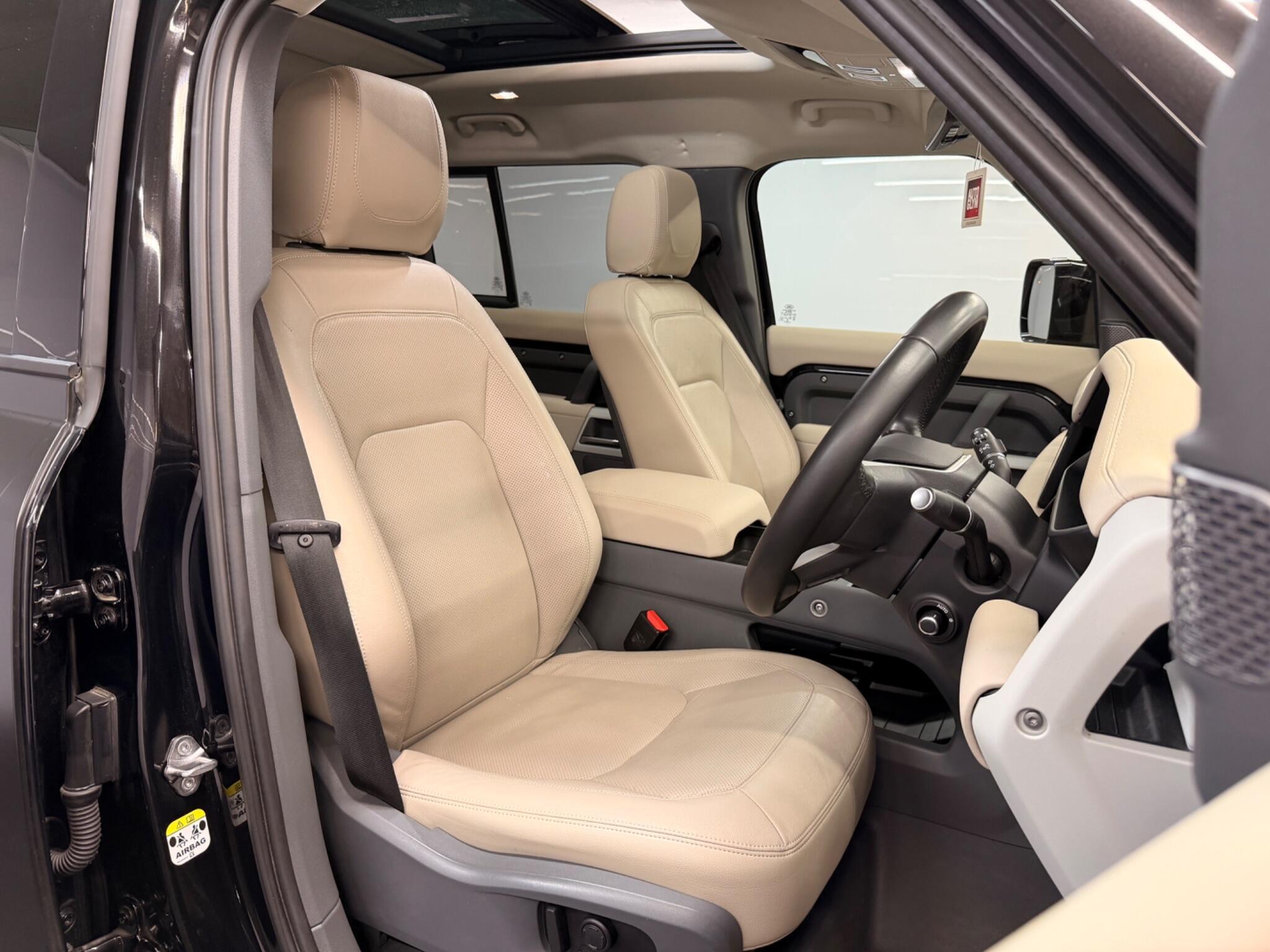 Land Rover Defender 110 — image 18 of 44