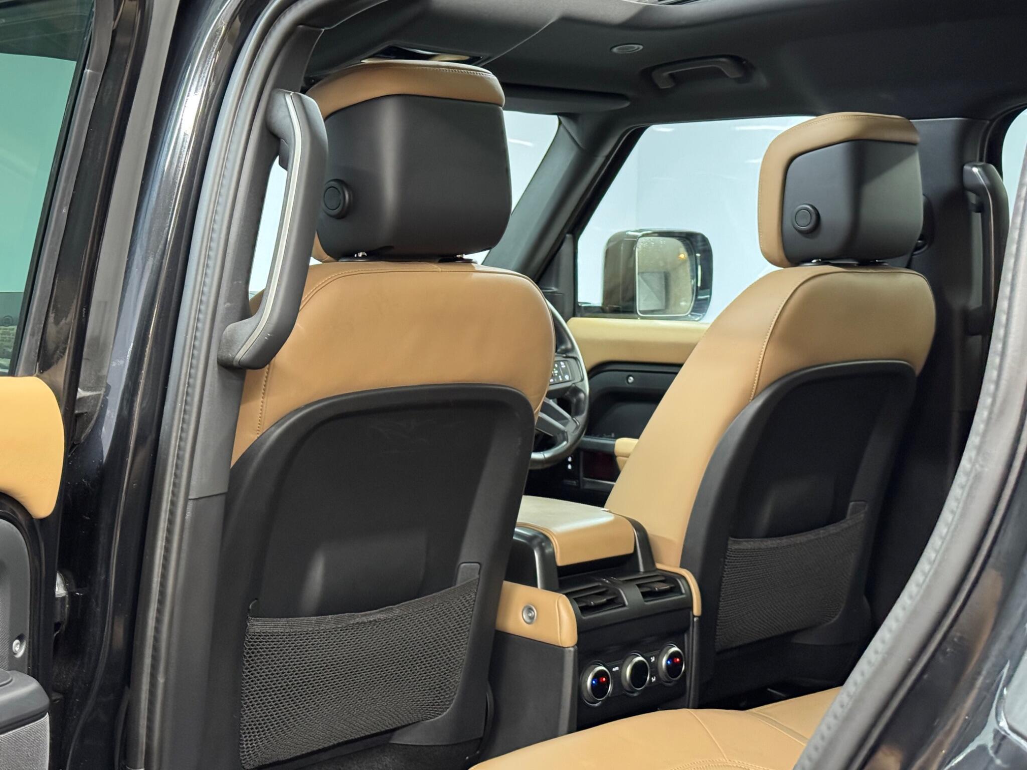 Land Rover Defender 110 — image 19 of 41