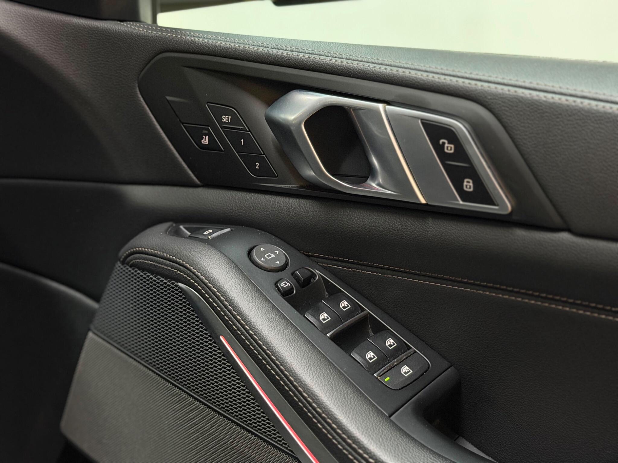 BMW X5 — image 34 of 39