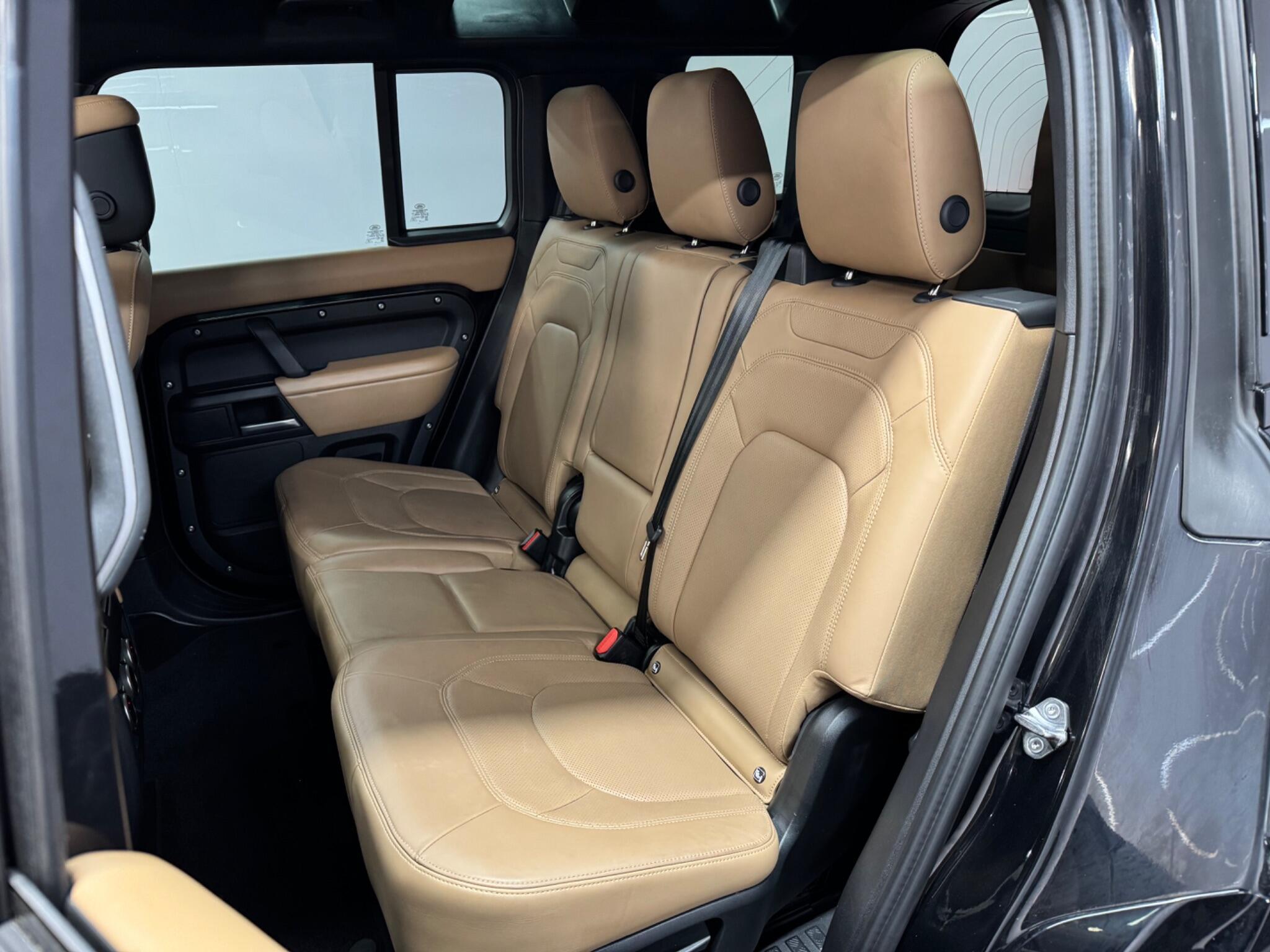 Land Rover Defender 110 — image 17 of 41