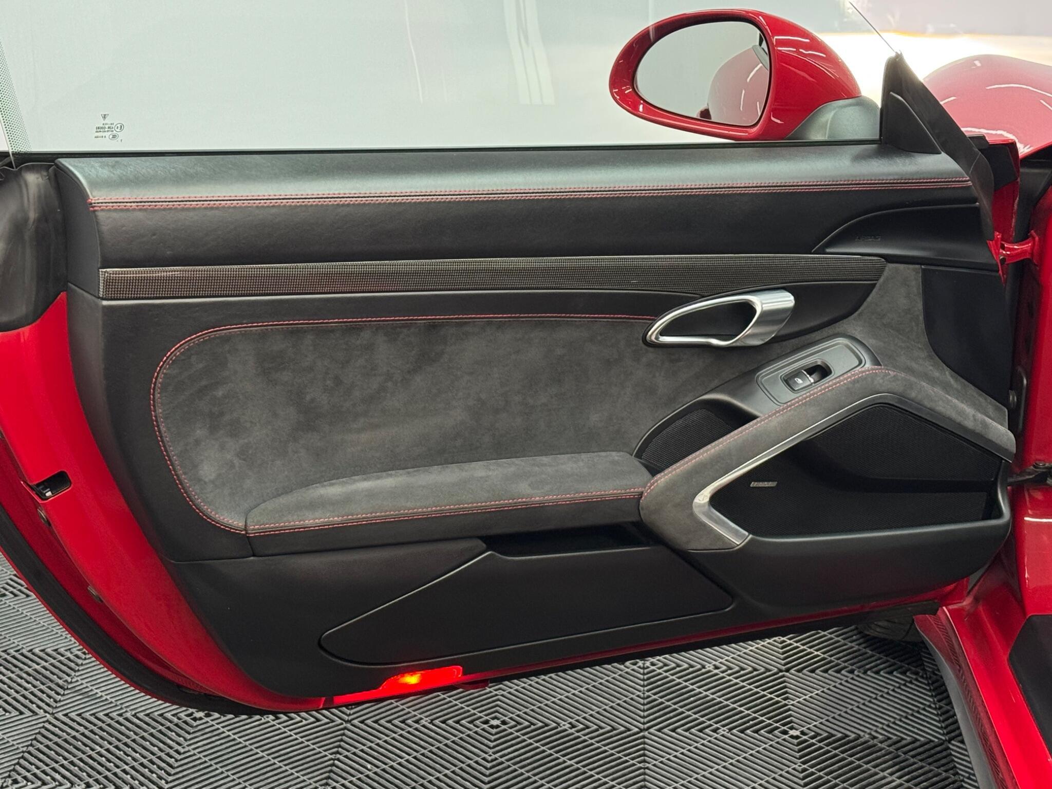 Porsche 911 — image 33 of 38