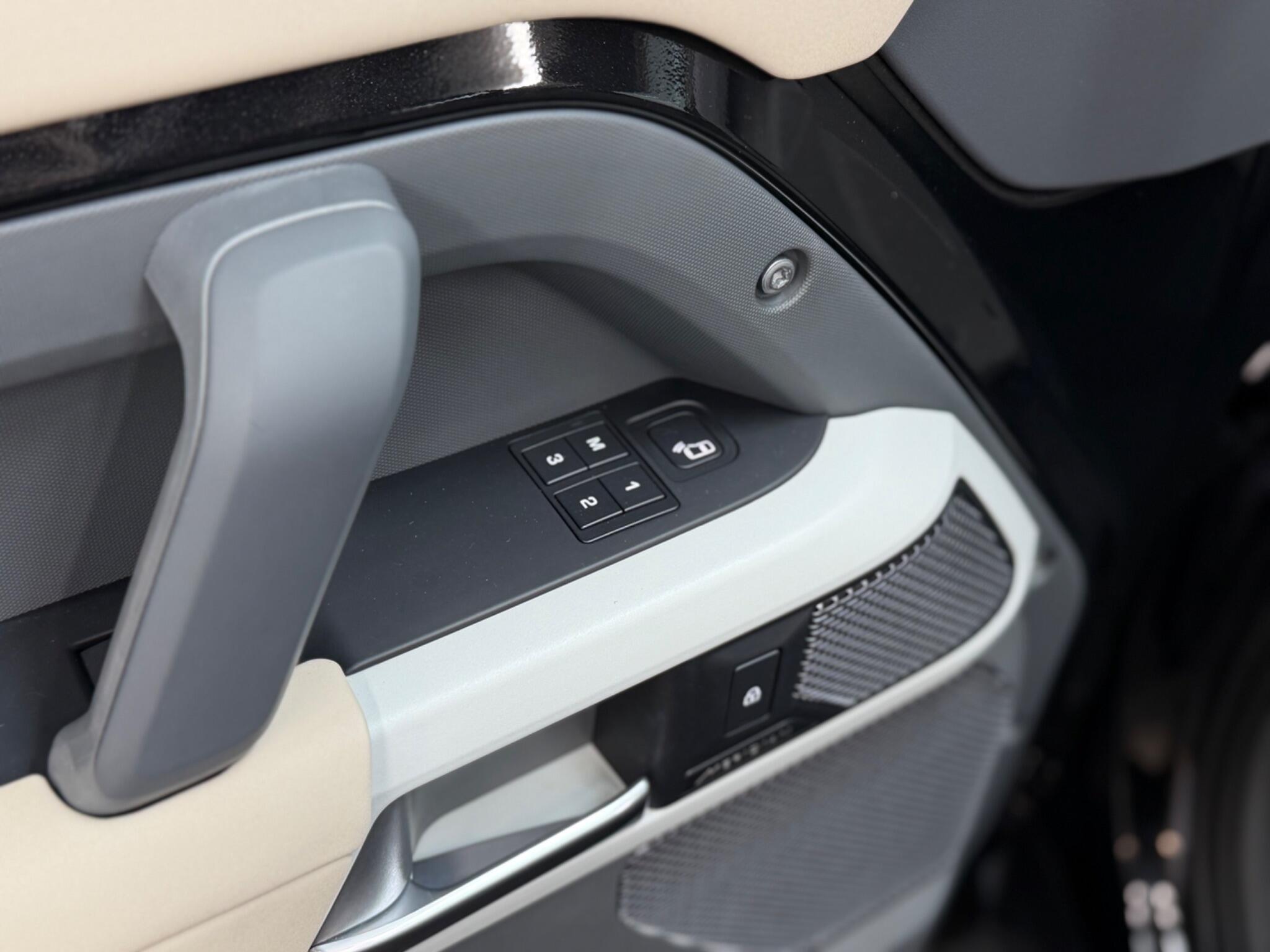 Land Rover Defender 110 — image 38 of 44