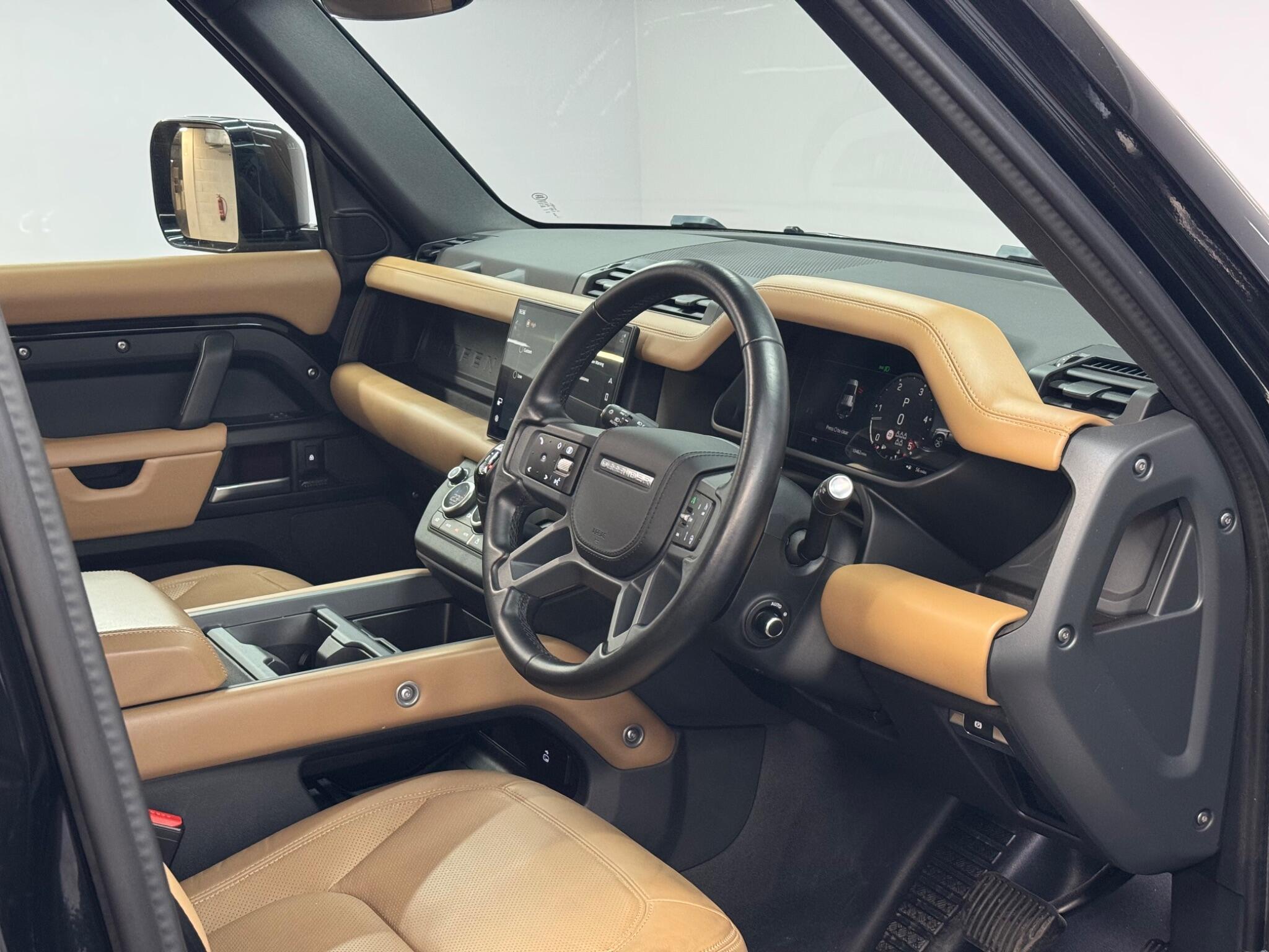 Land Rover Defender 110 — image 21 of 41