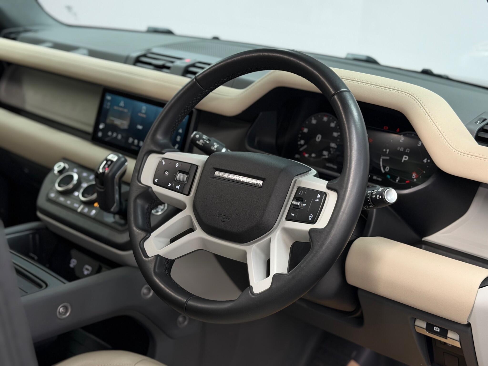 Land Rover Defender 110 — image 25 of 44