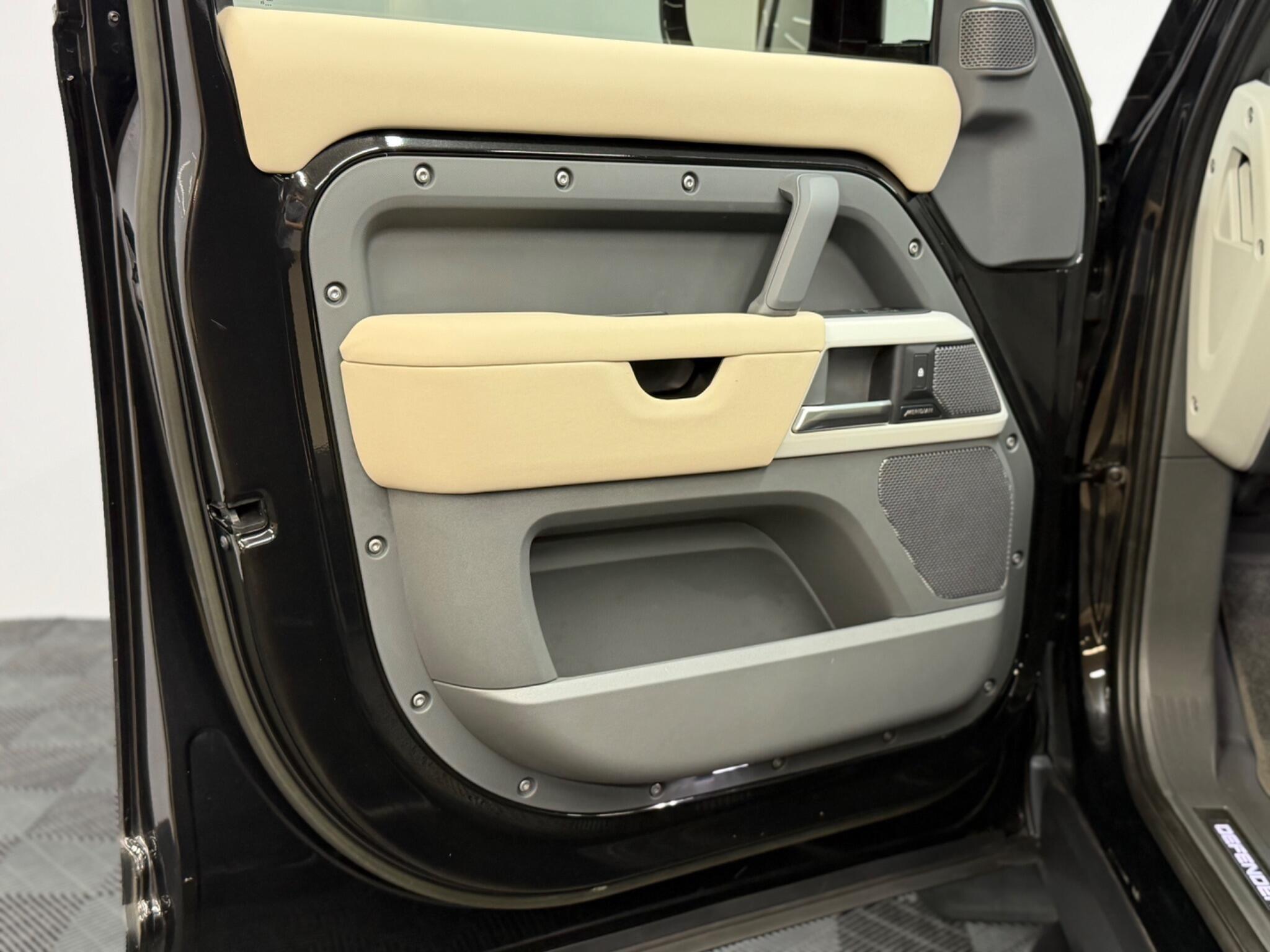 Land Rover Defender 110 — image 36 of 44