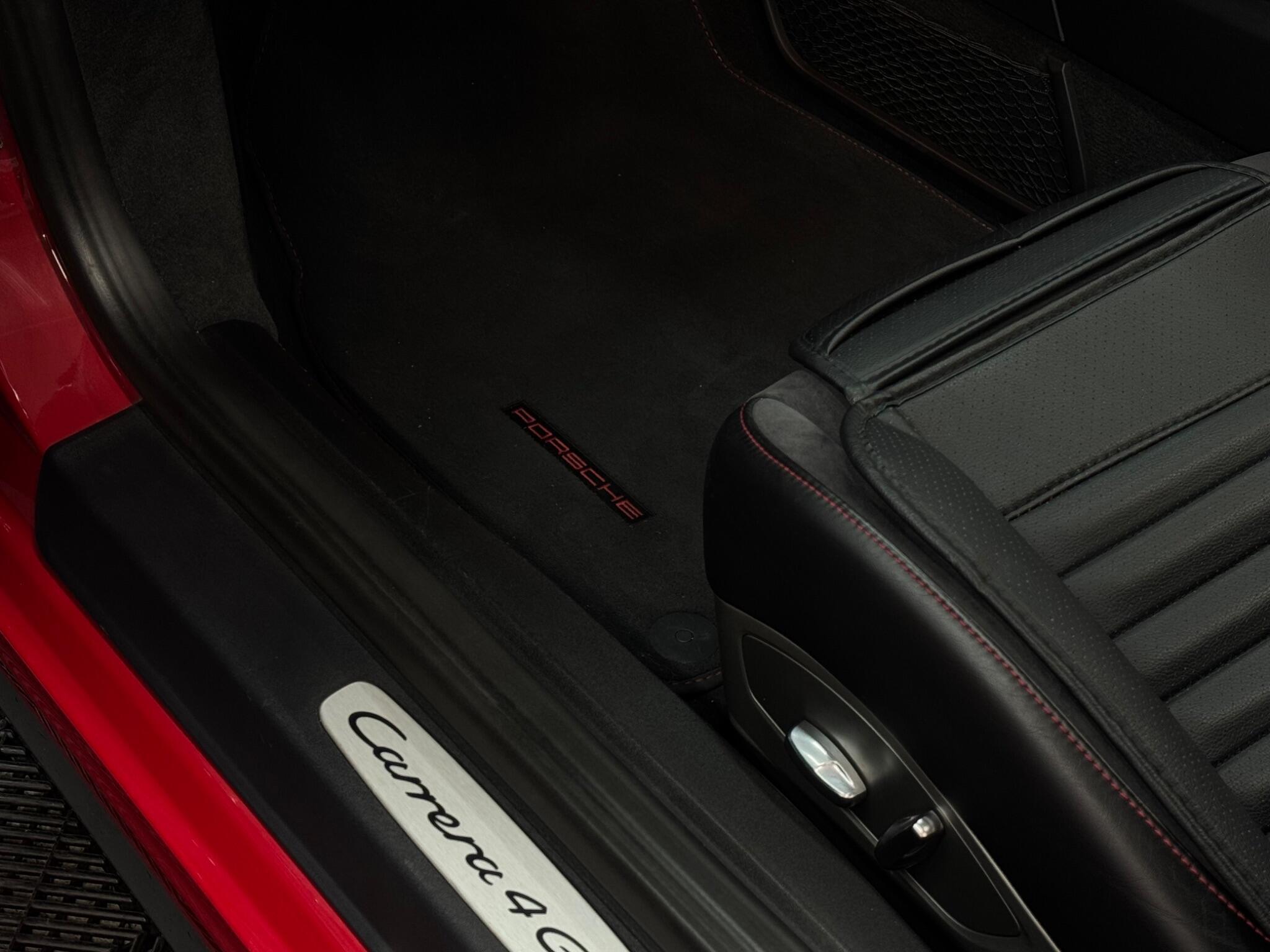 Porsche 911 — image 32 of 38