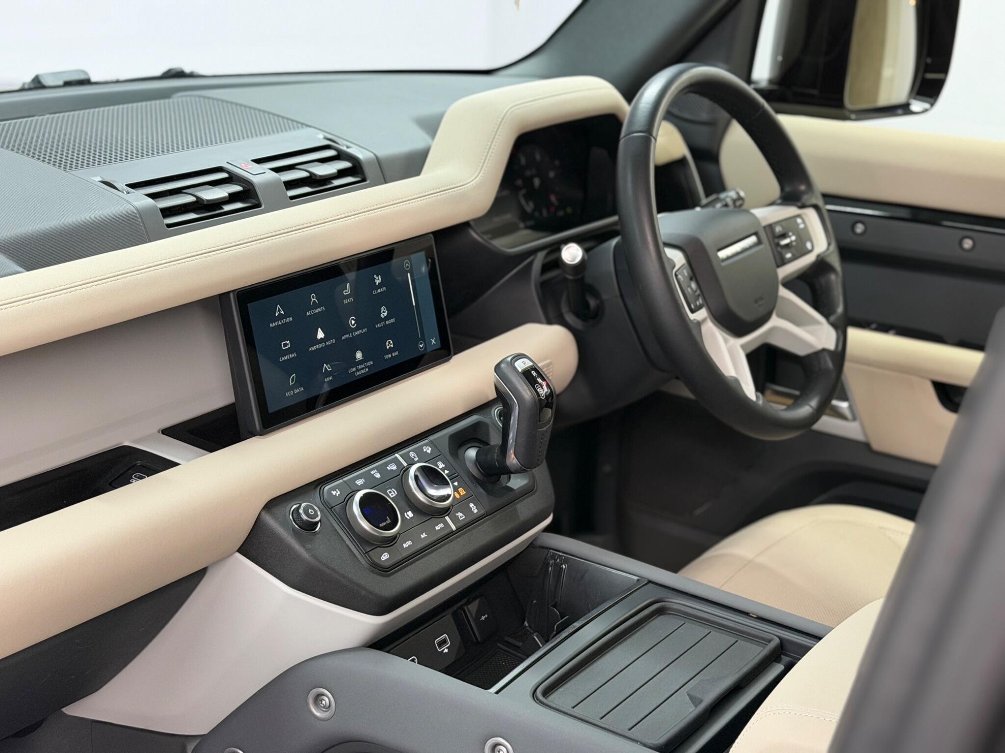 Land Rover Defender 110 — image 27 of 44