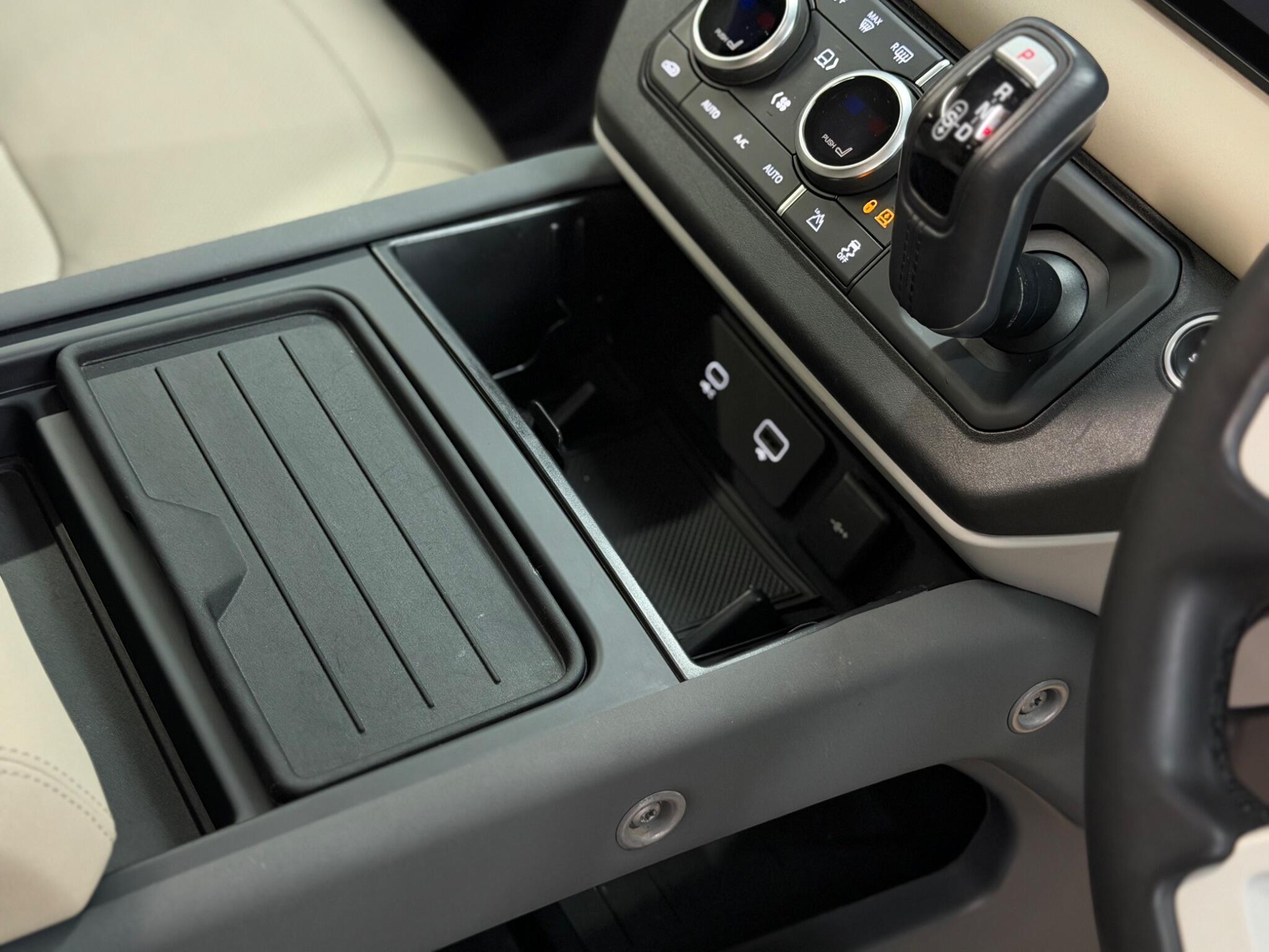 Land Rover Defender 110 — image 34 of 44