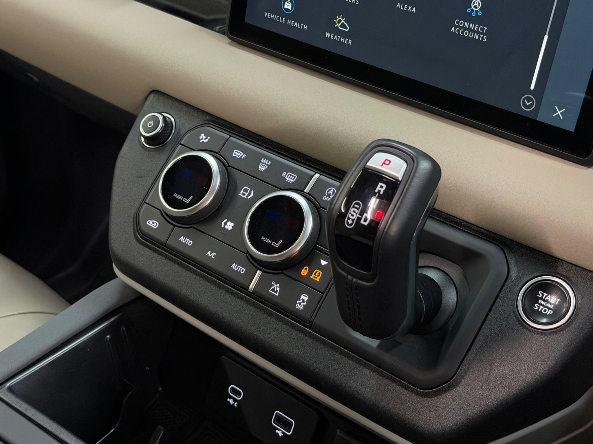 Land Rover Defender 110 — image 32 of 44