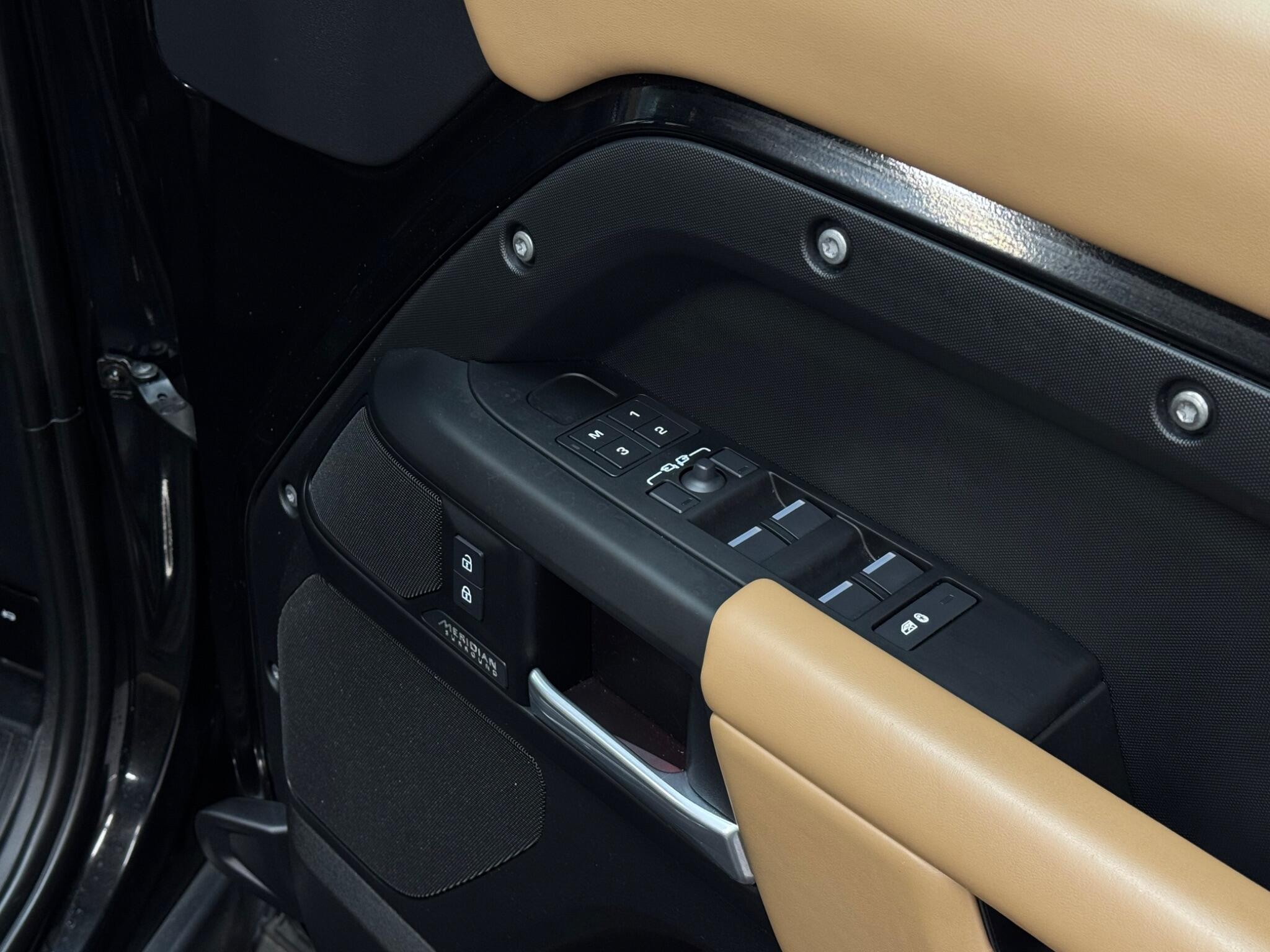 Land Rover Defender 110 — image 40 of 41