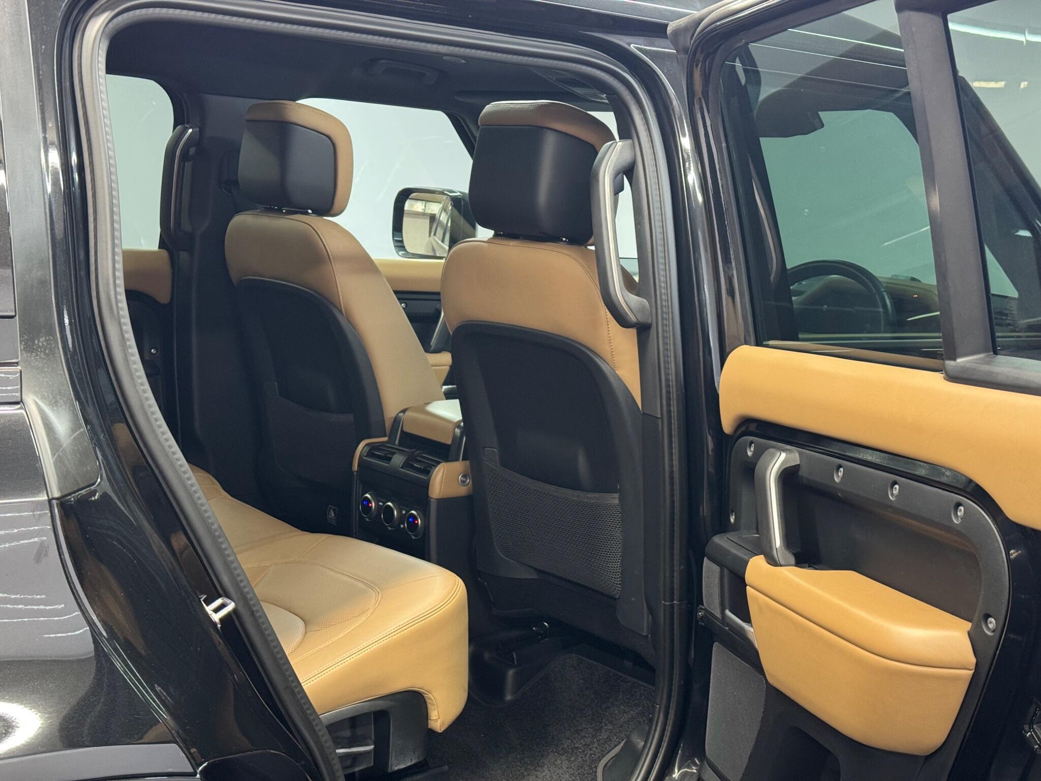 Land Rover Defender 110 — image 20 of 41