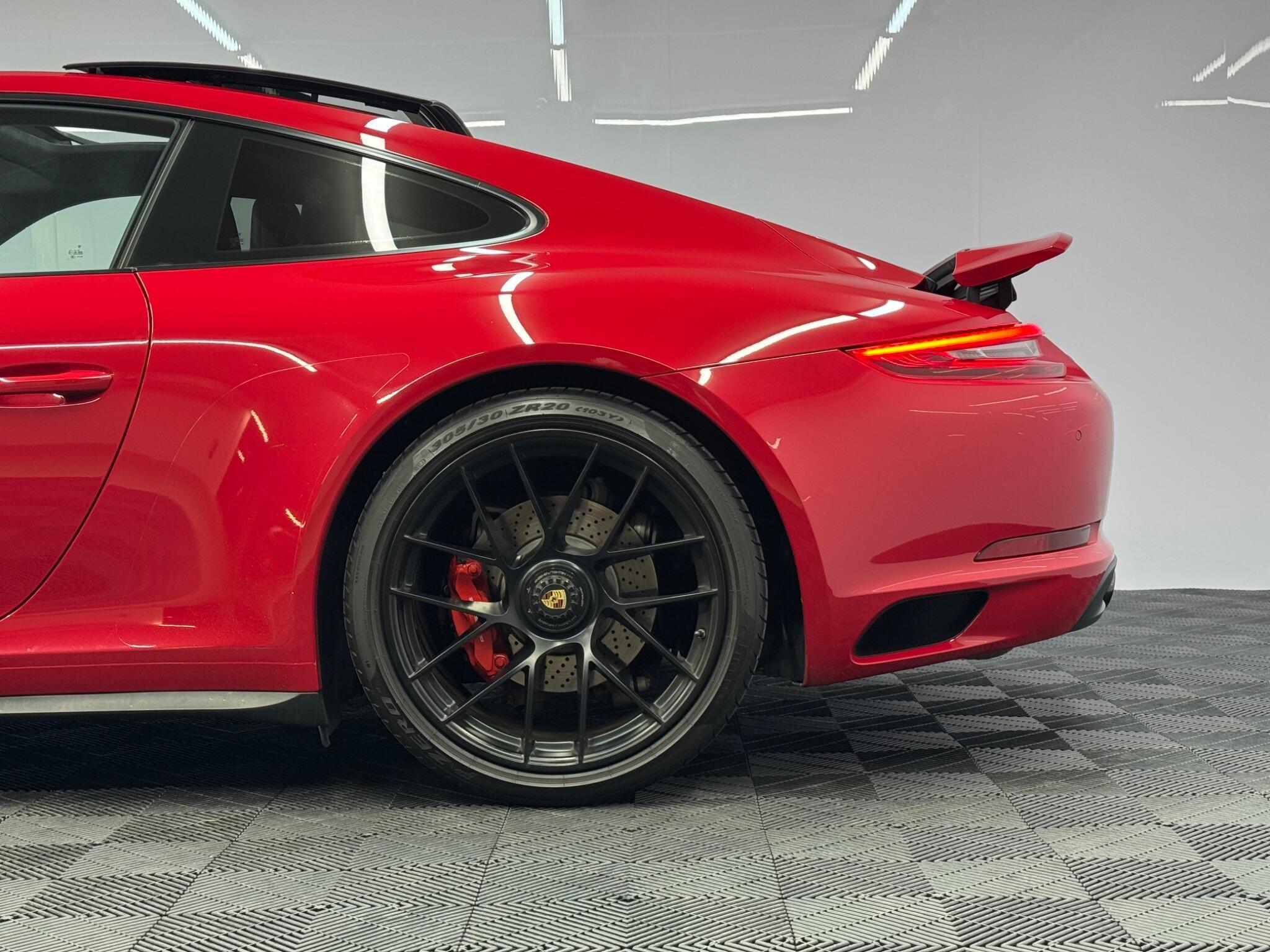 Porsche 911 — image 11 of 38