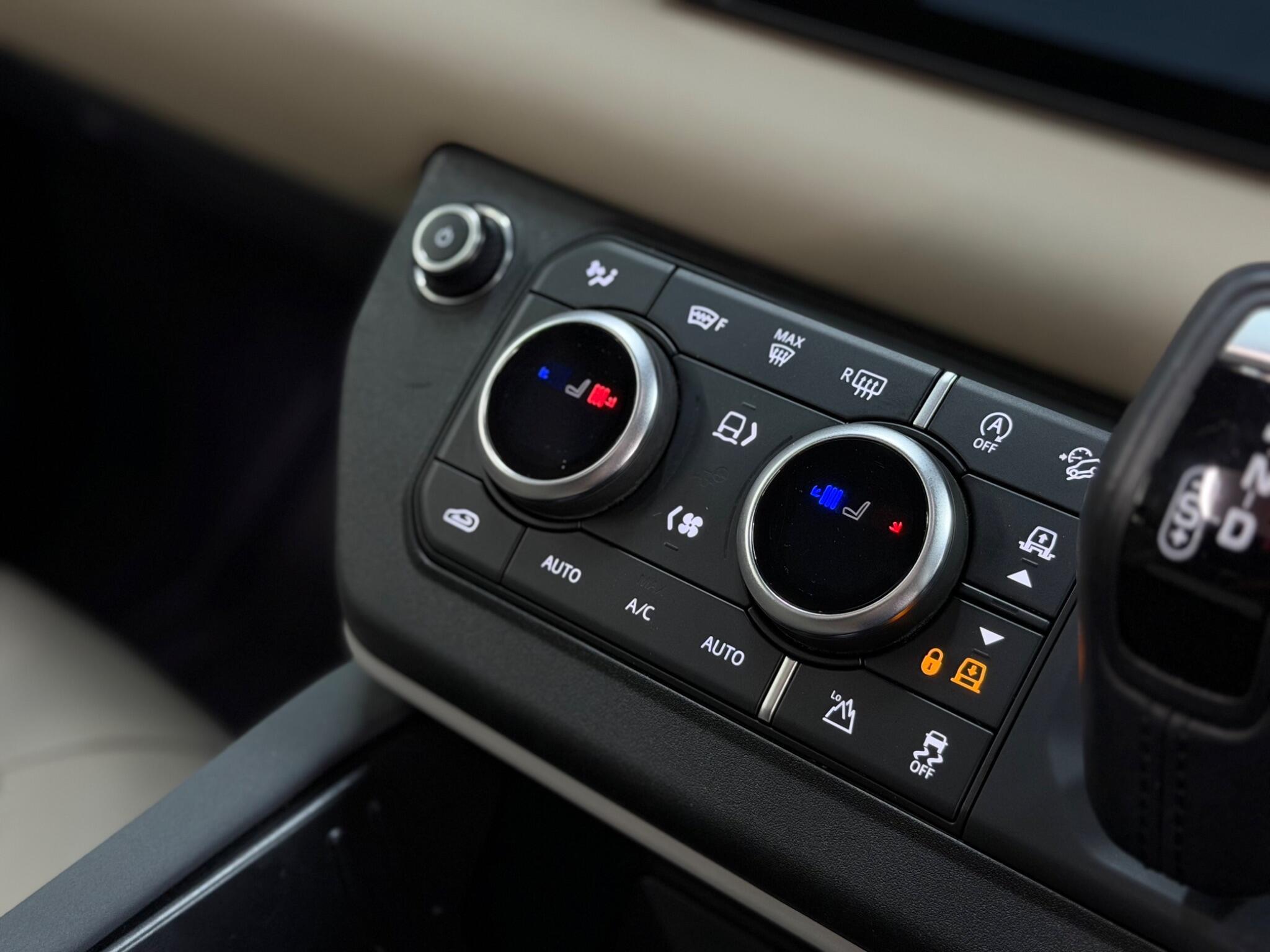 Land Rover Defender 110 — image 33 of 44
