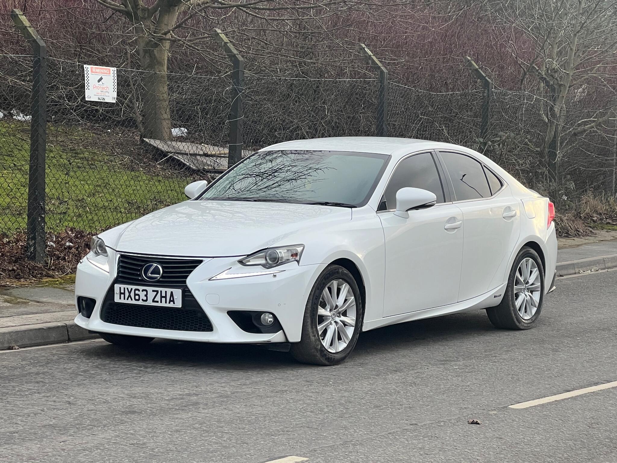 2013 Lexus IS 2.5 300h Luxury Saloon 4dr Petrol Hybrid E-CVT Euro 5 (s/s) (223 ps)