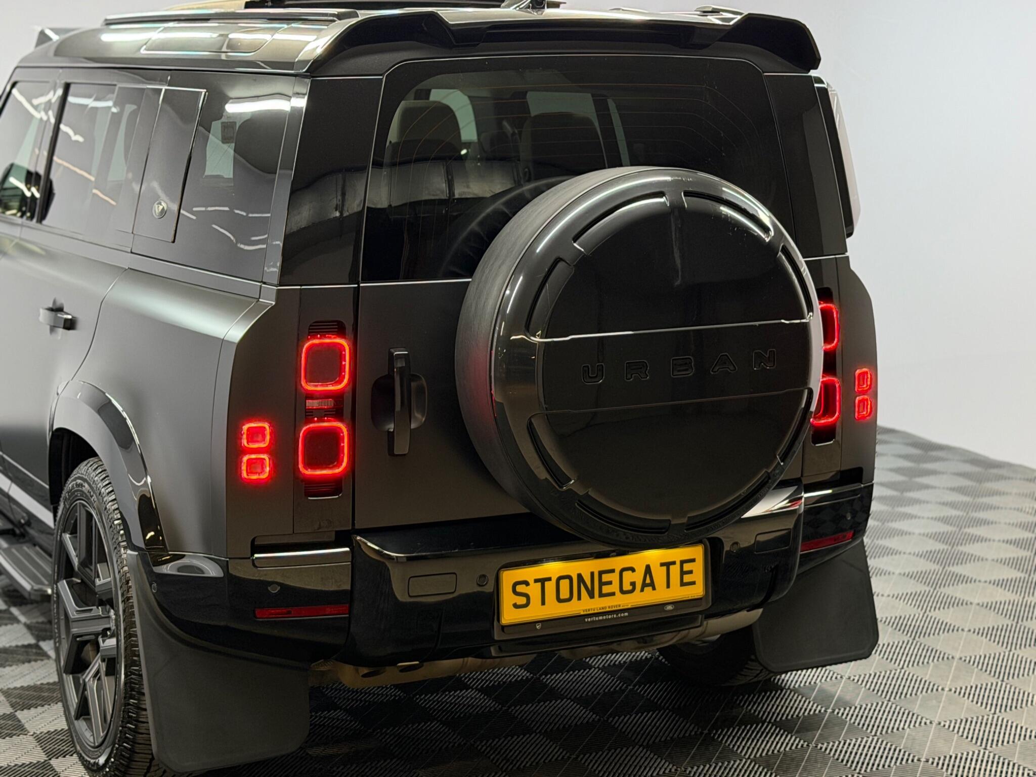 Land Rover Defender 110 — image 9 of 44