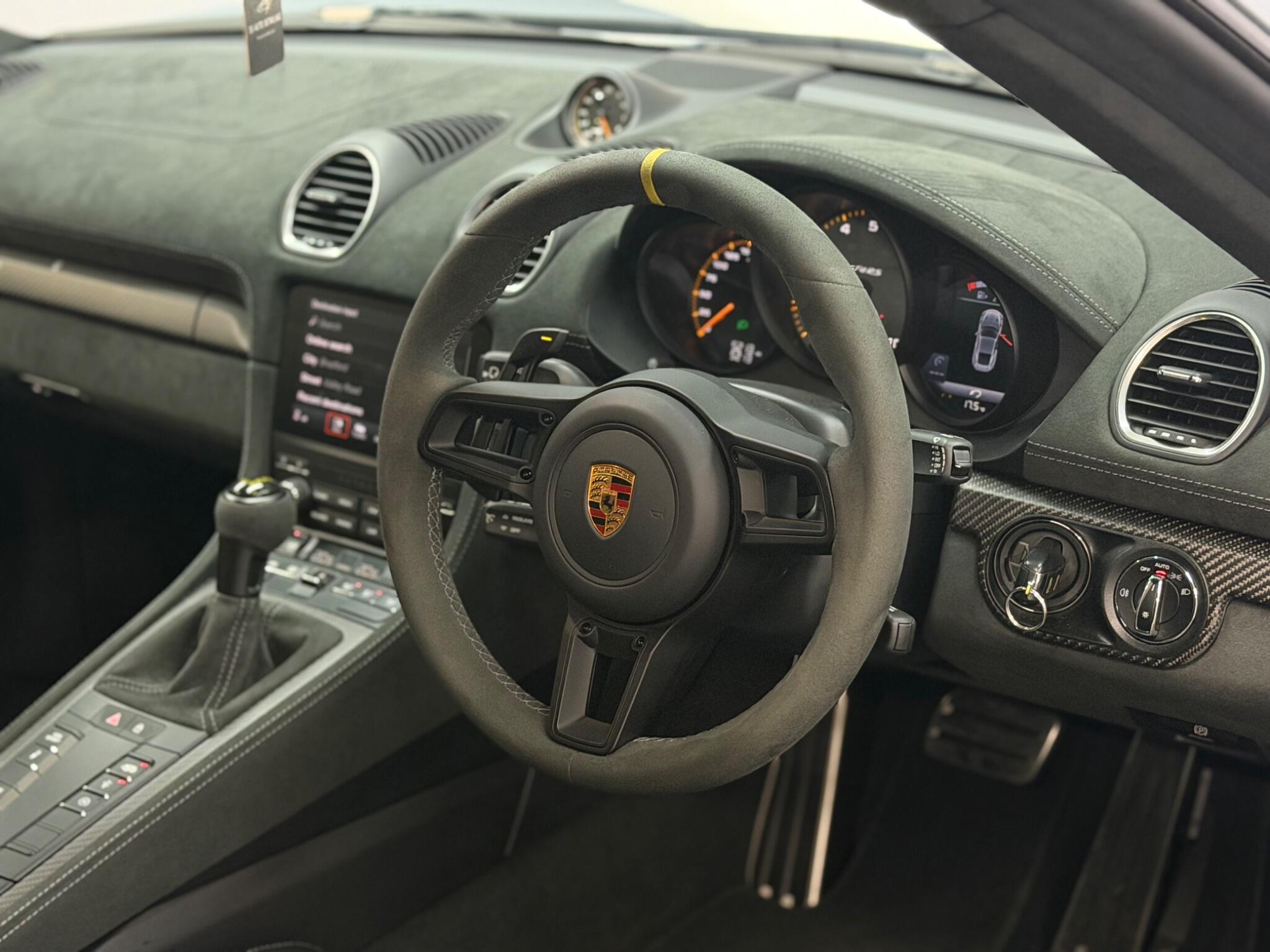 Porsche 718 Cayman — image 33 of 48