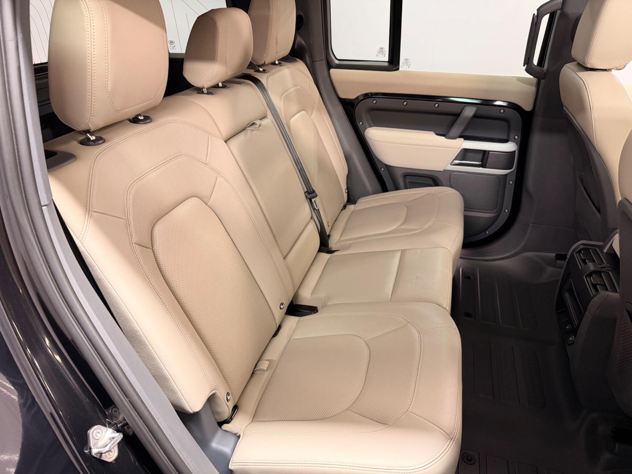 Land Rover Defender 110 — image 22 of 44