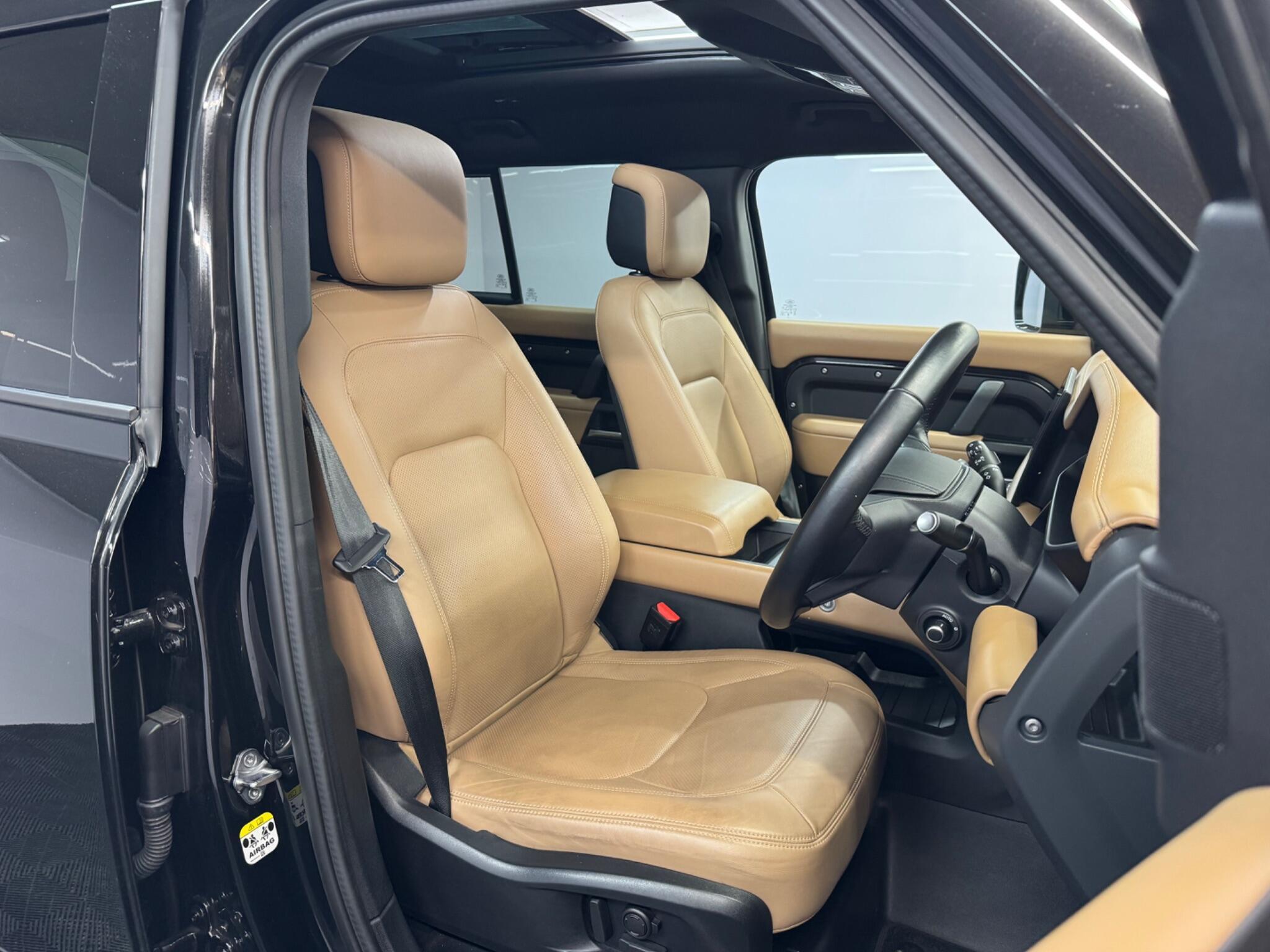 Land Rover Defender 110 — image 12 of 41