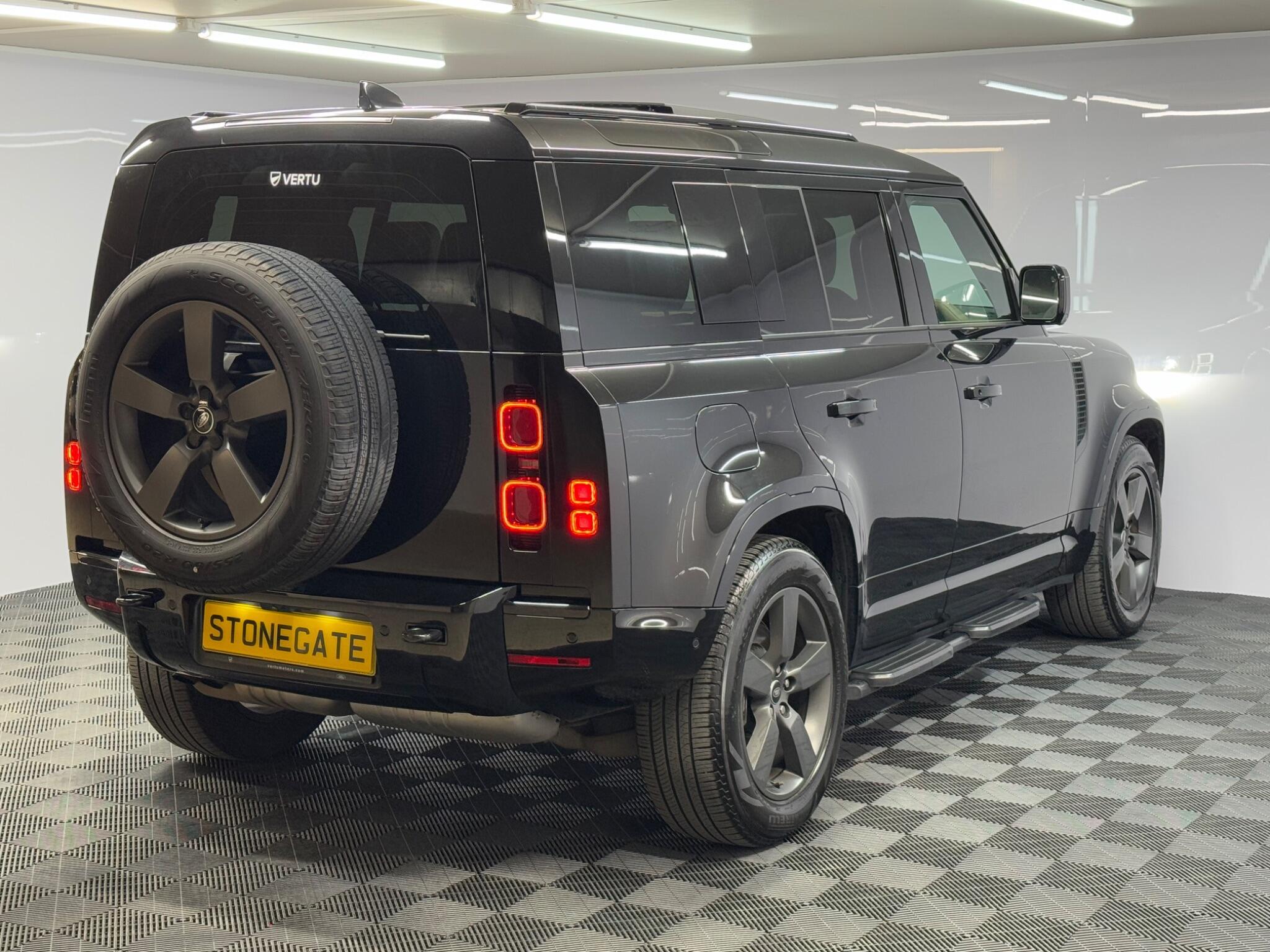 Land Rover Defender 110 — image 8 of 41
