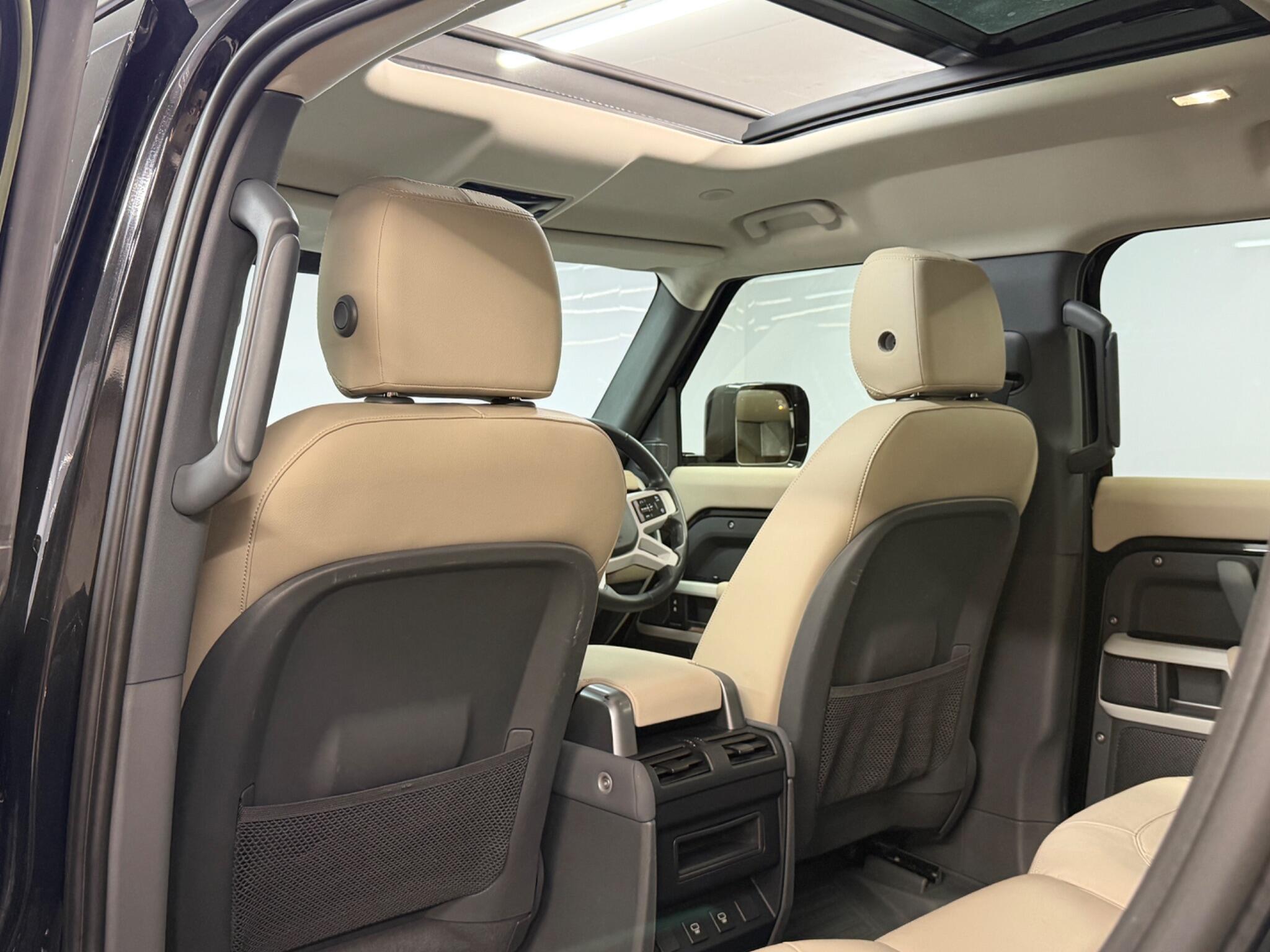 Land Rover Defender 110 — image 23 of 44