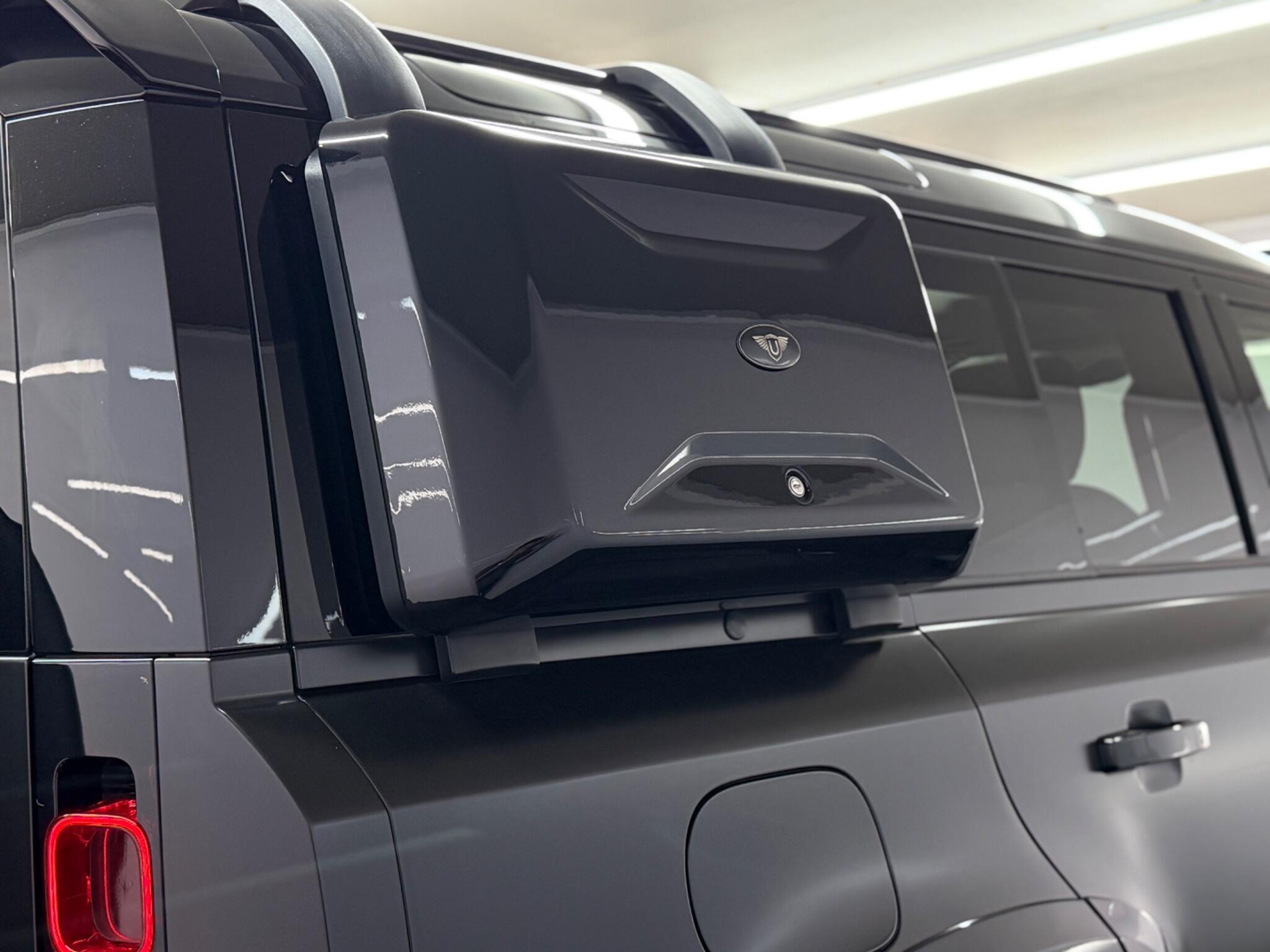 Land Rover Defender 110 — image 15 of 44