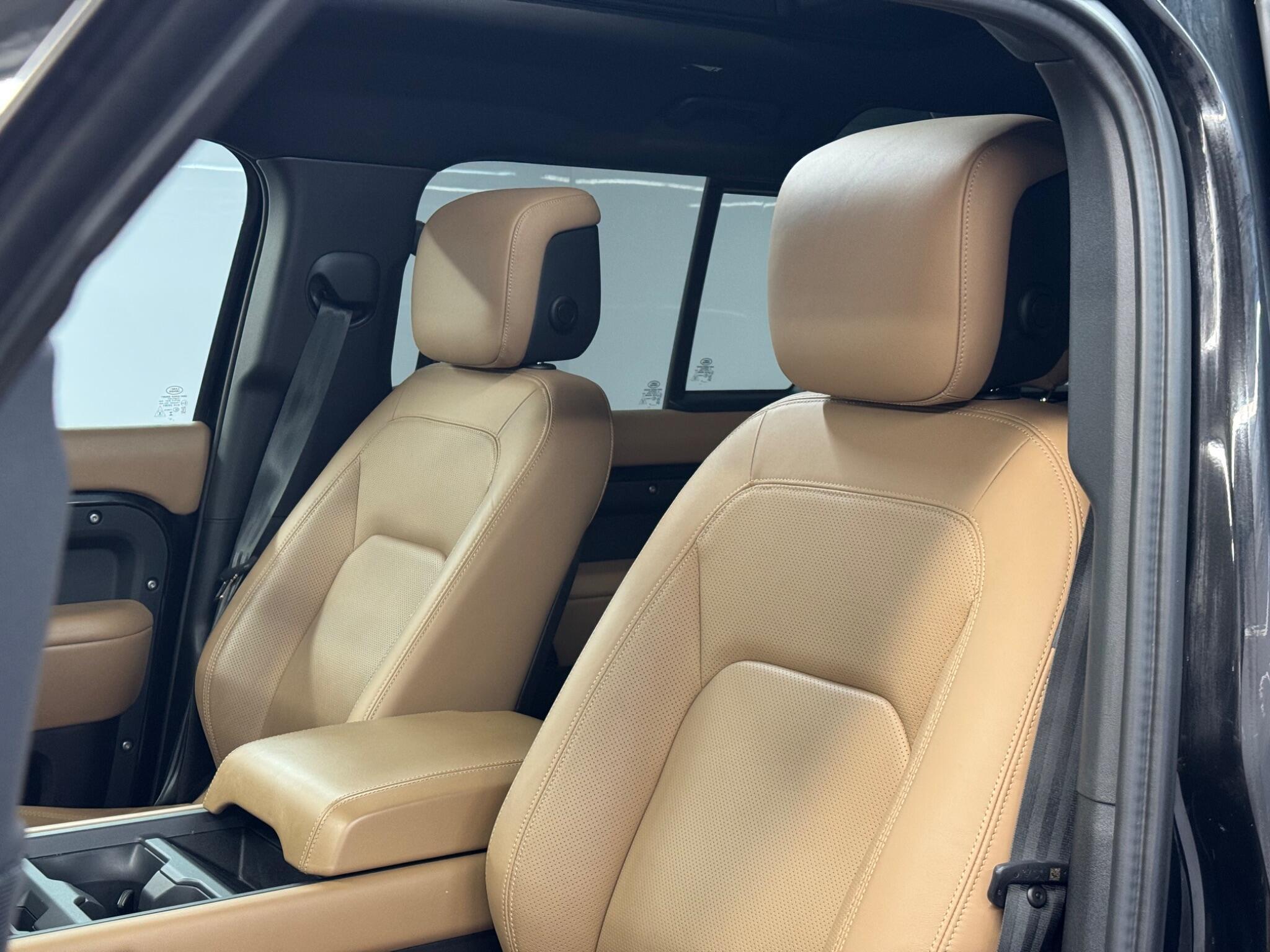 Land Rover Defender 110 — image 14 of 41