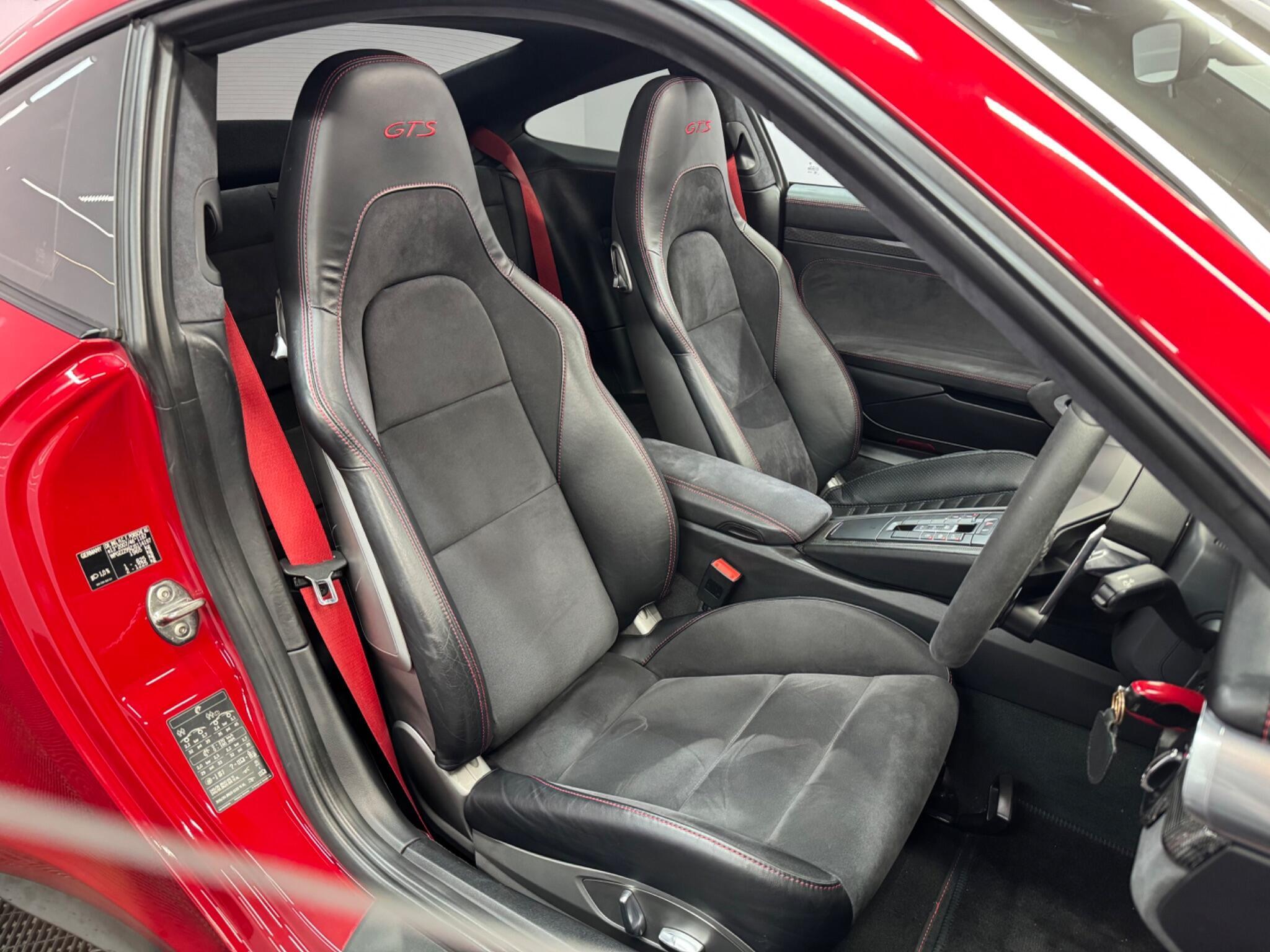 Porsche 911 — image 13 of 38
