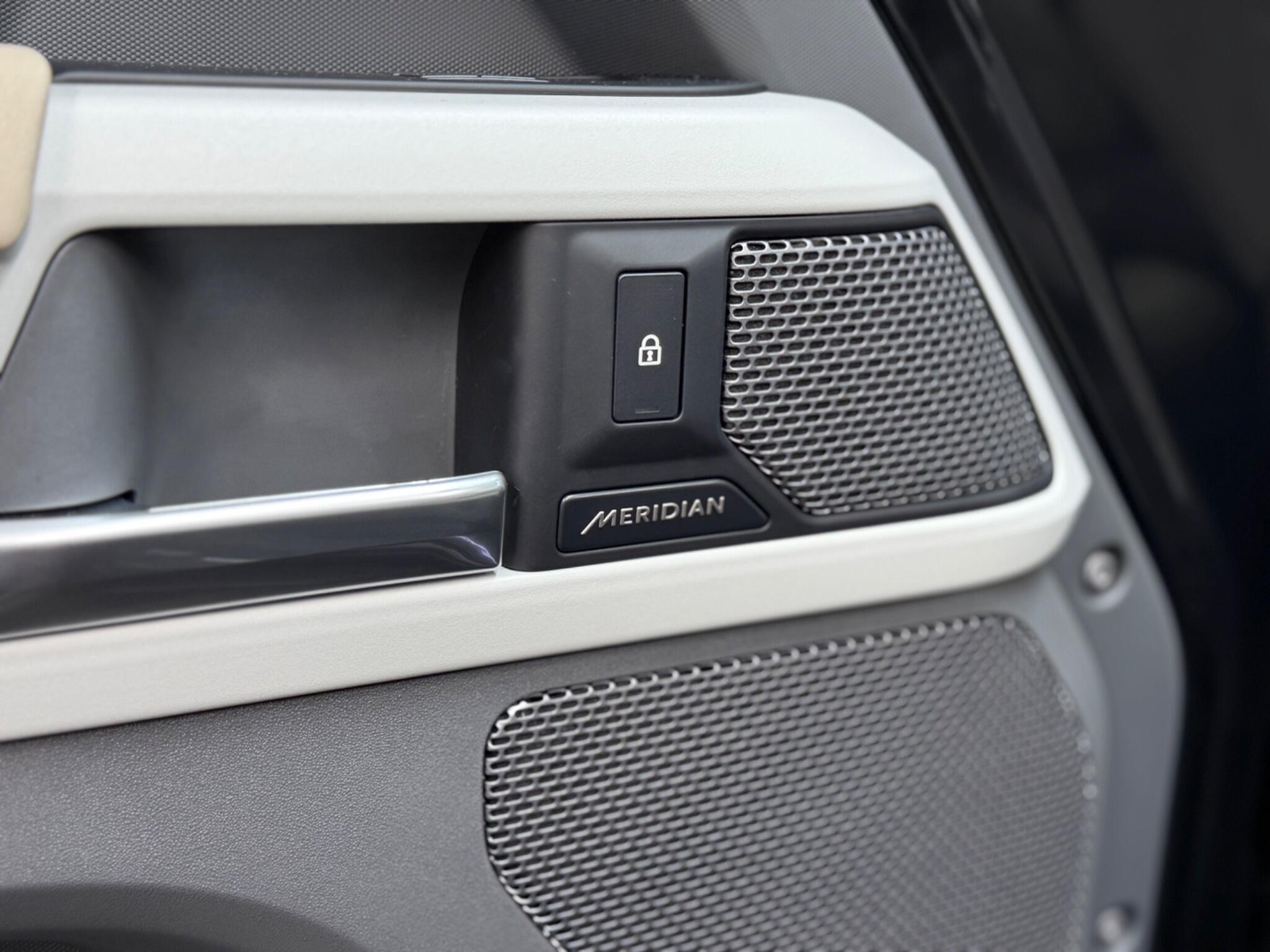 Land Rover Defender 110 — image 39 of 44