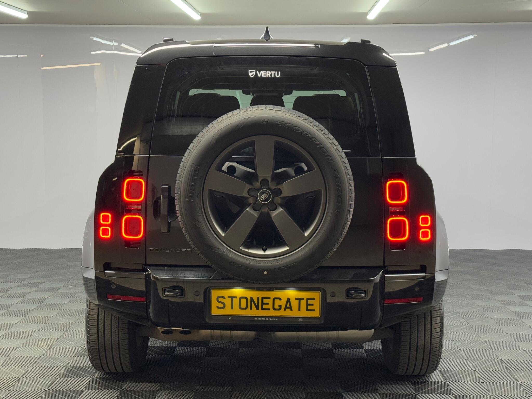 Land Rover Defender 110 — image 7 of 41