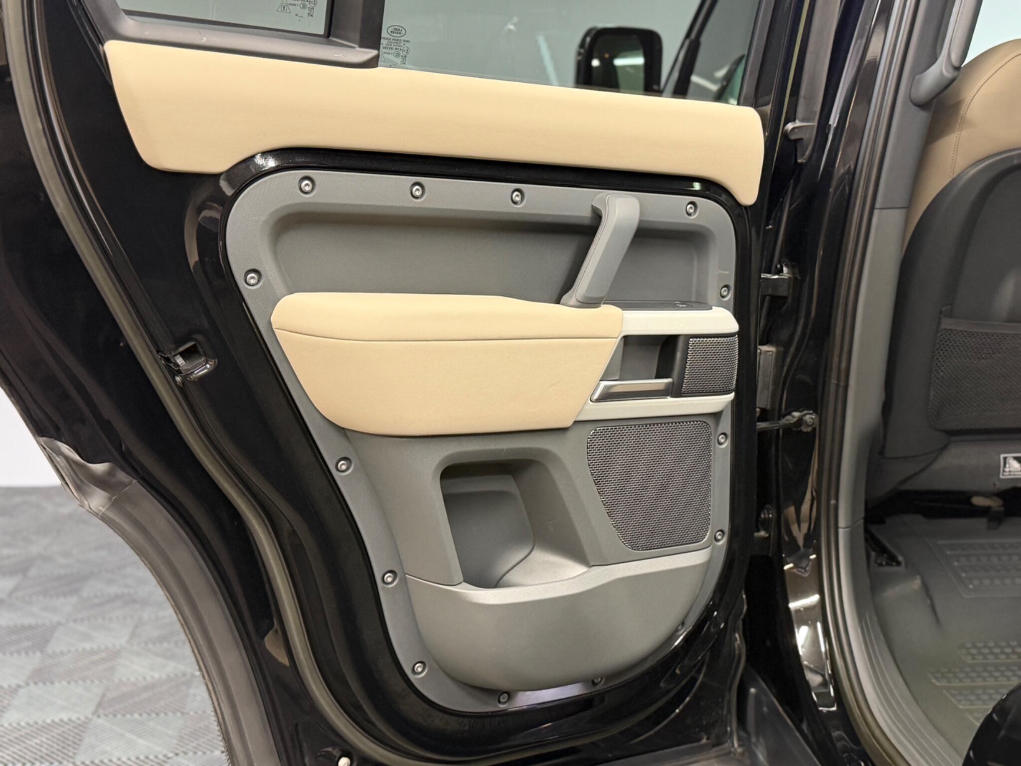 Land Rover Defender 110 — image 37 of 44