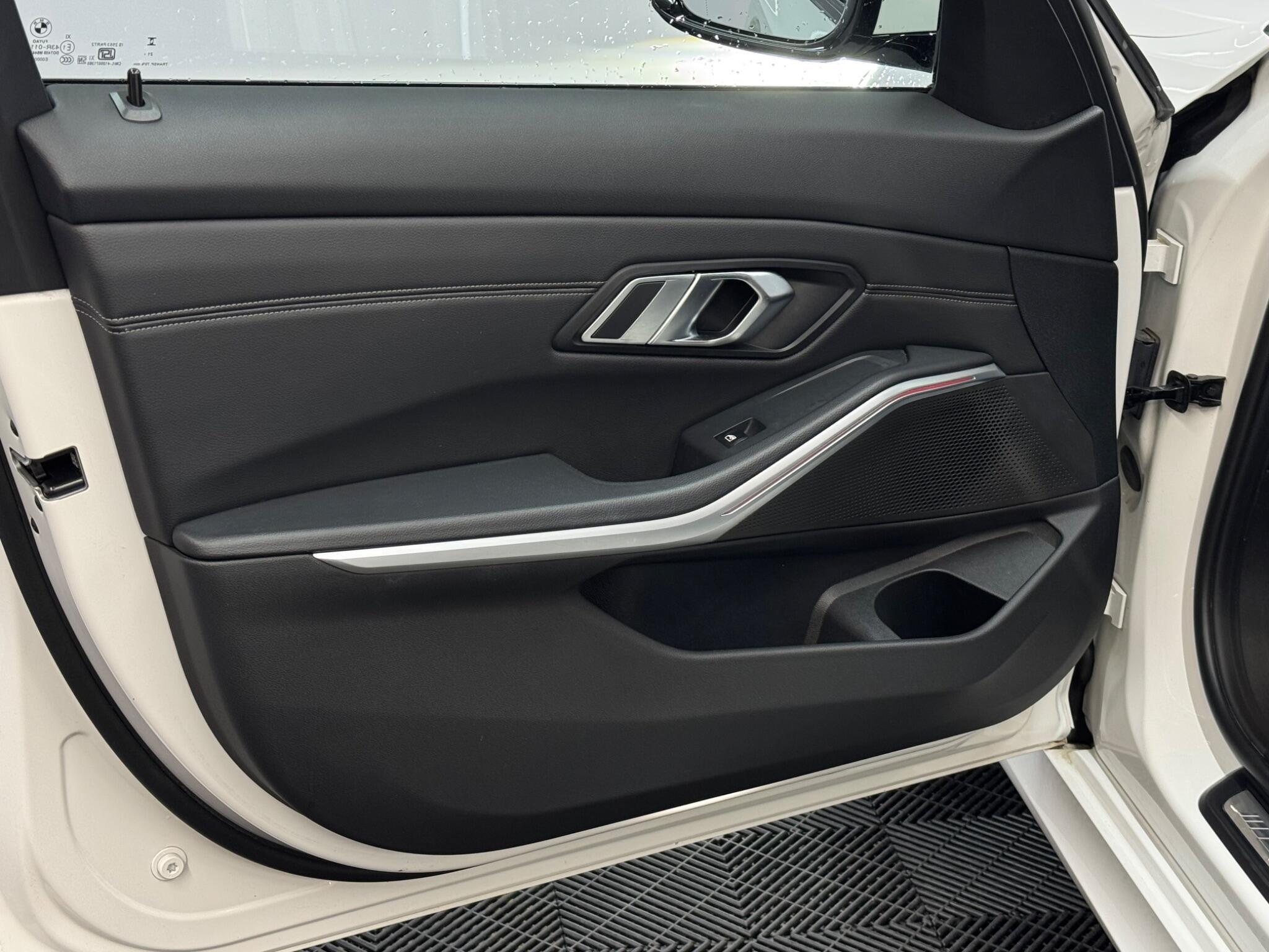BMW 3 Series — image 36 of 38