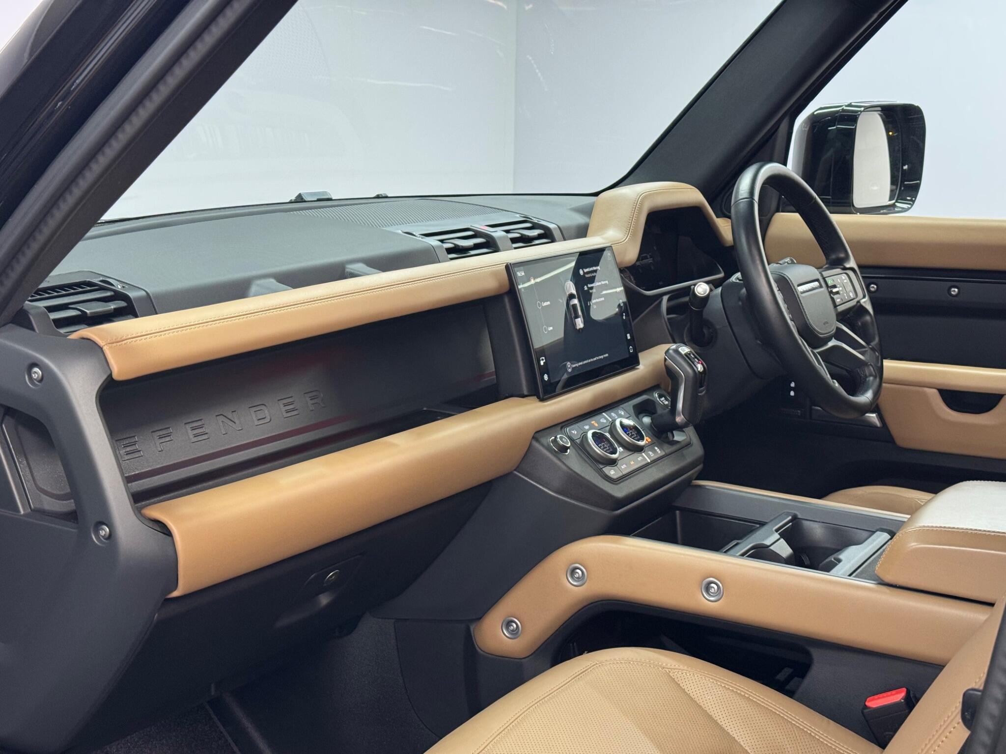 Land Rover Defender 110 — image 23 of 41
