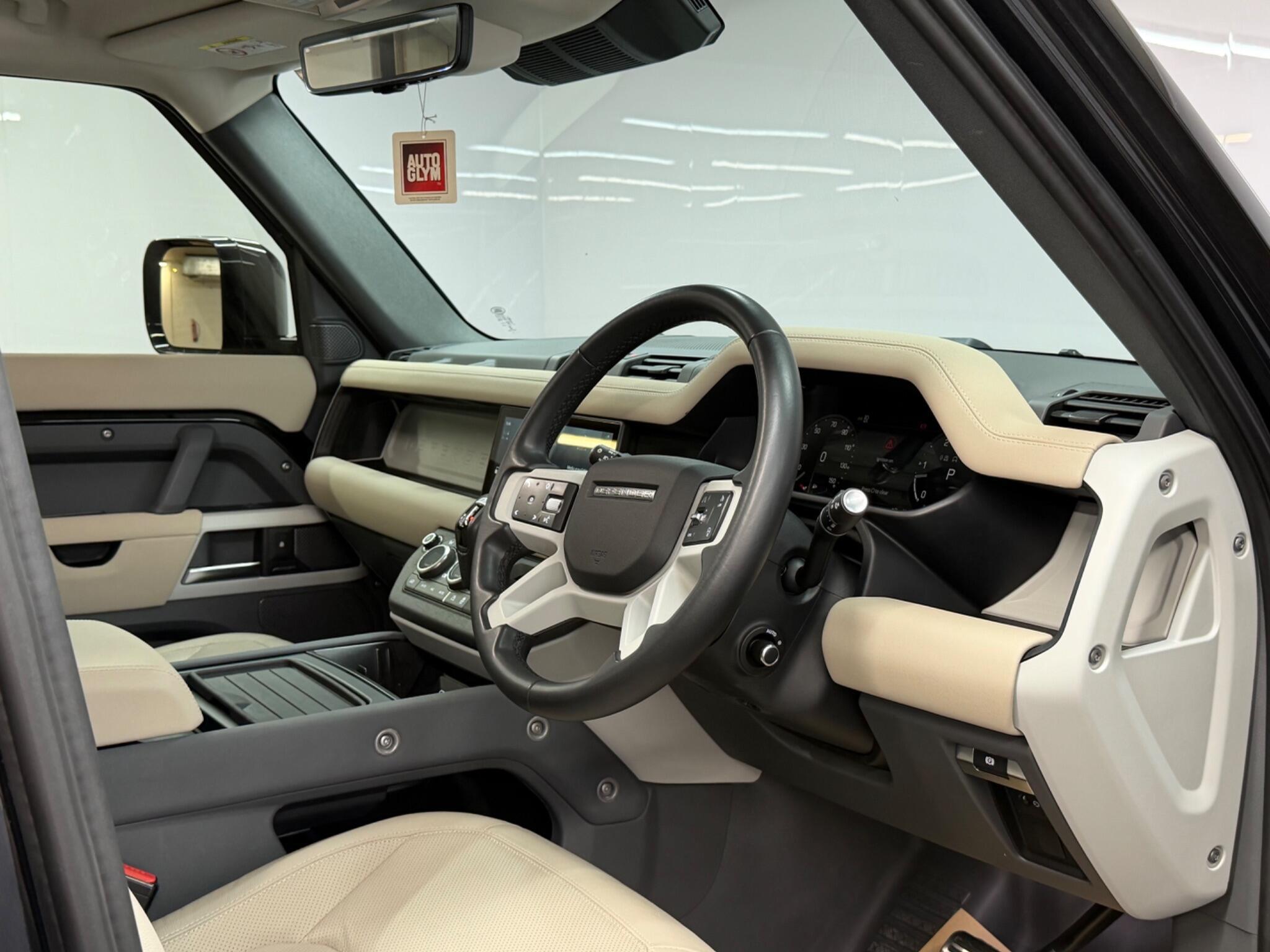 Land Rover Defender 110 — image 24 of 44
