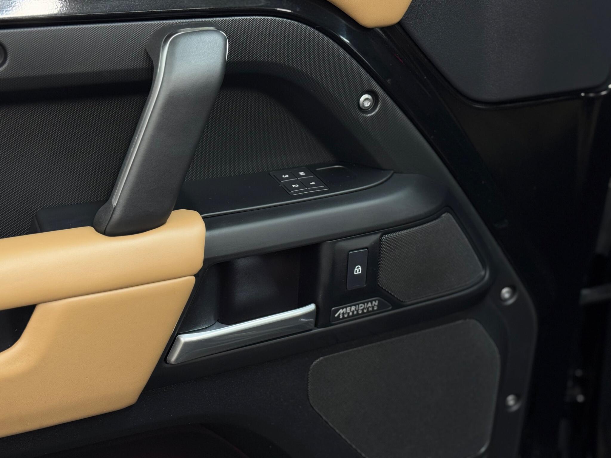 Land Rover Defender 110 — image 33 of 41