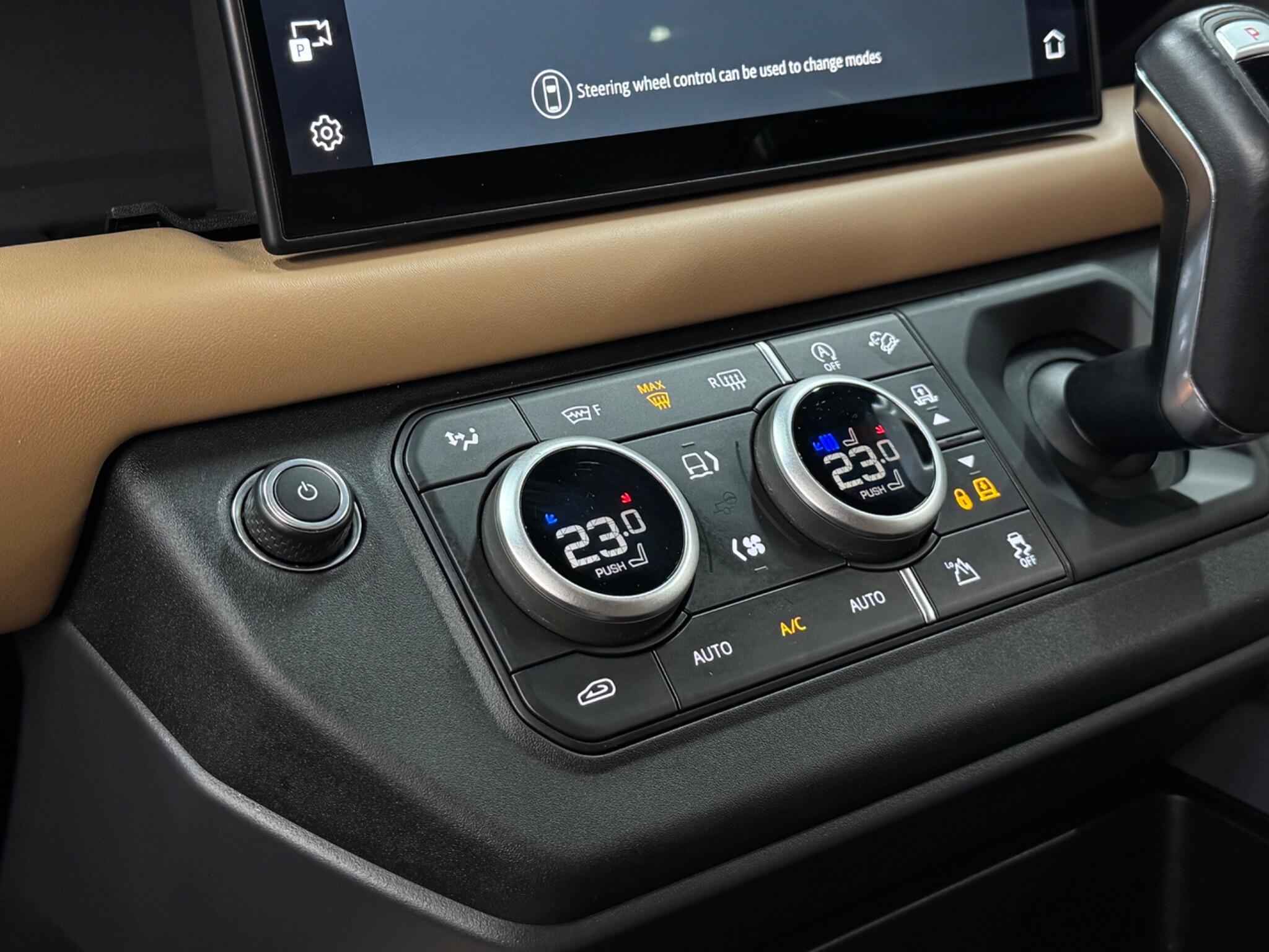 Land Rover Defender 110 — image 28 of 41