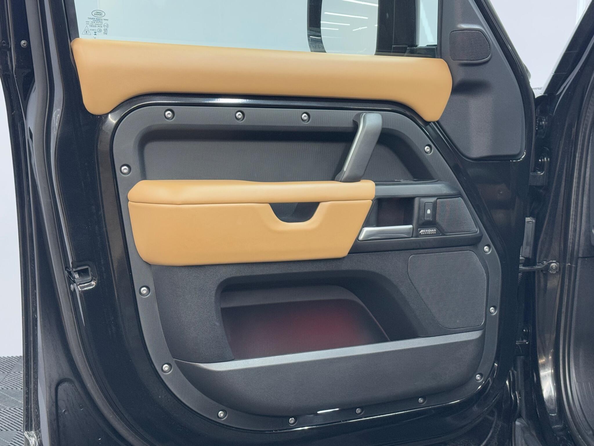 Land Rover Defender 110 — image 31 of 41