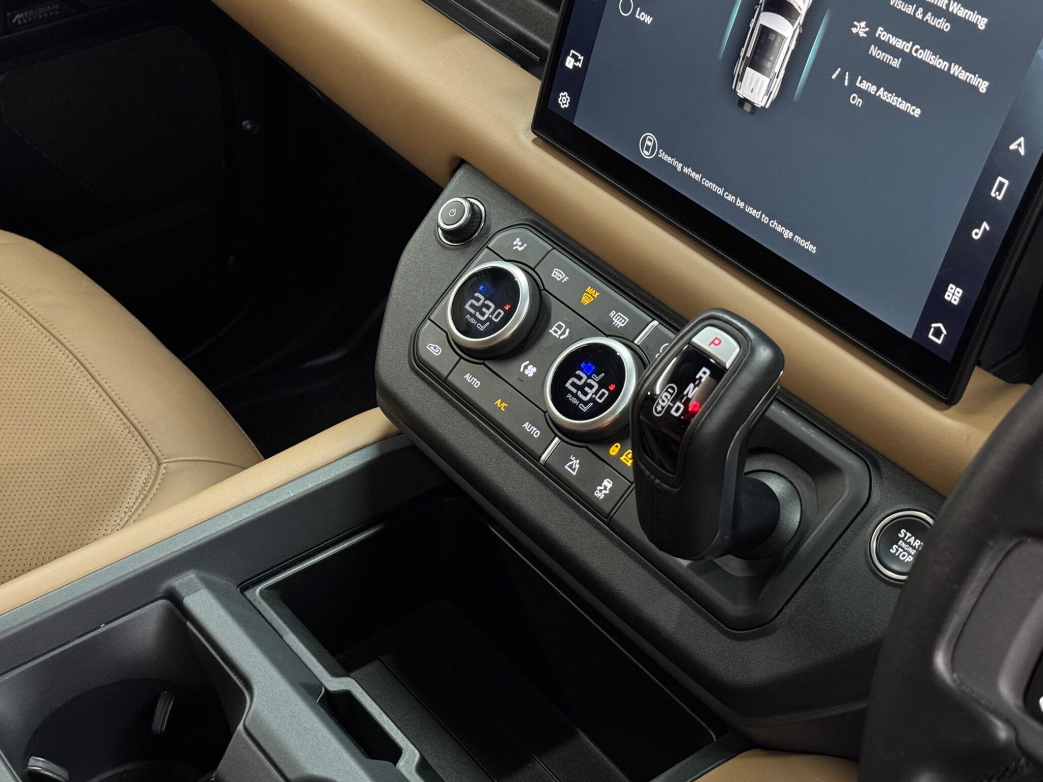Land Rover Defender 110 — image 27 of 41